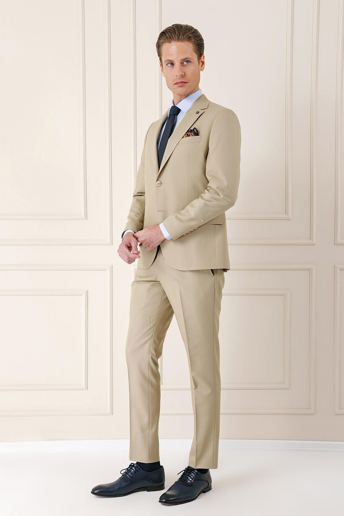 Slim Fit Jakarlı Çift Yırtmaç Klasik Bej Takım Elbise Tk 893