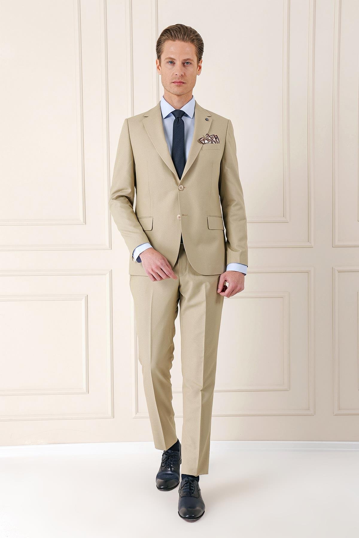 Slim Fit Jakarlı Çift Yırtmaç Klasik Bej Takım Elbise Tk 893