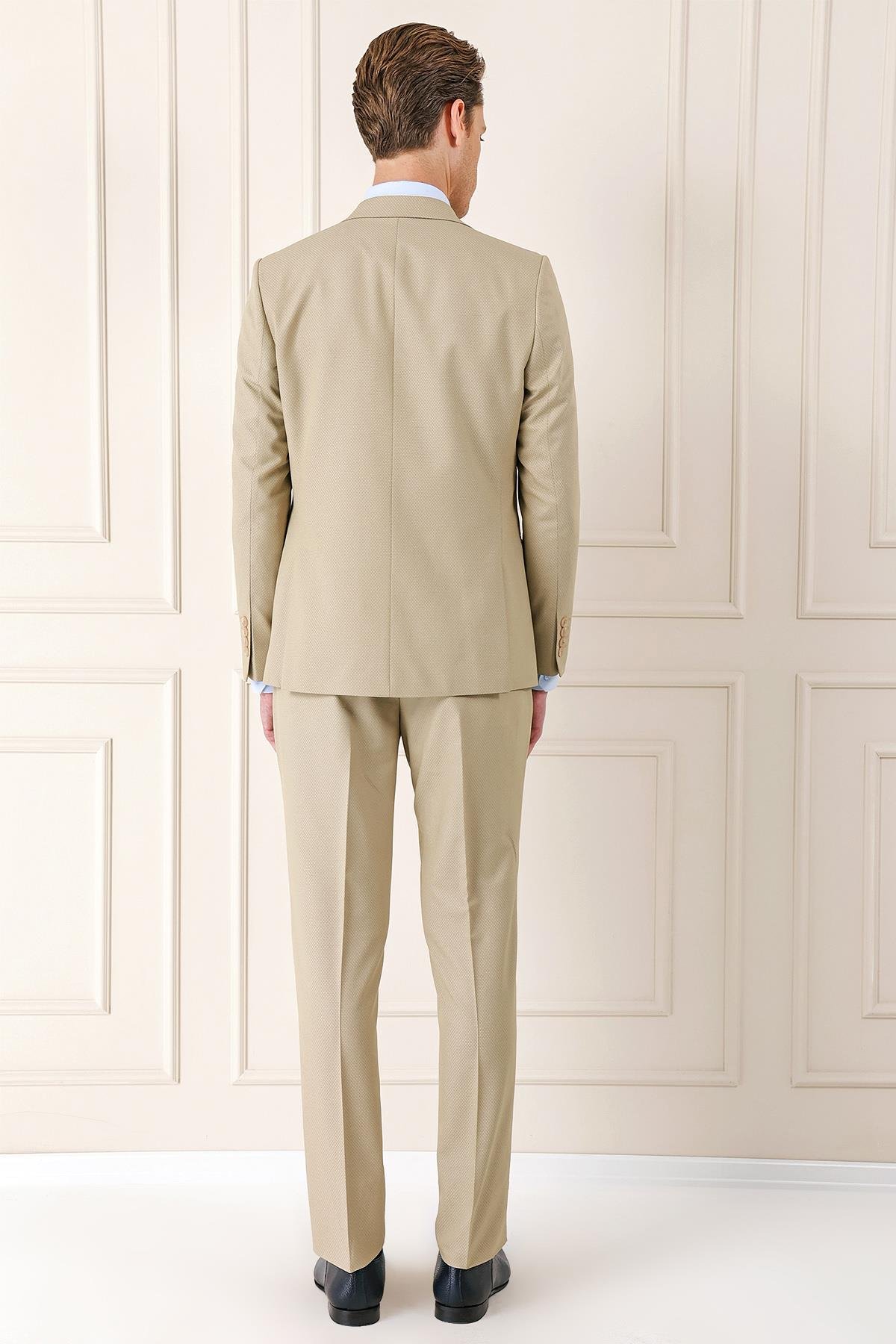 Slim Fit Jakarlı Çift Yırtmaç Klasik Bej Takım Elbise Tk 893