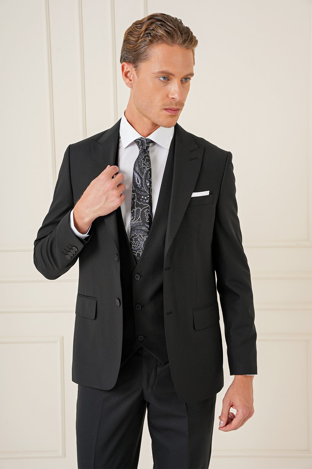 Slim Fit Kırlangıç Yaka Çift Yırtmaçlı Yelekli Klasik Siyah Takım Elbise Tk 895