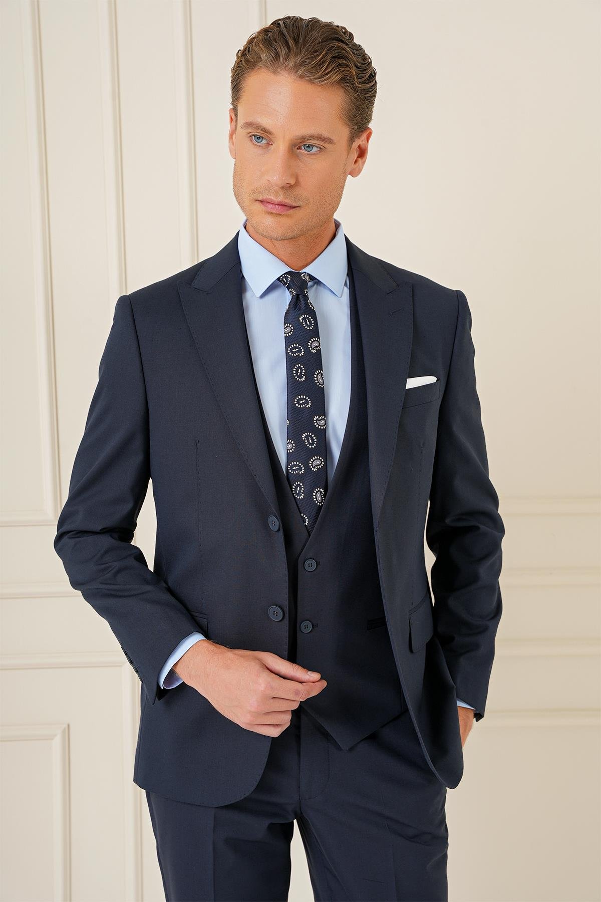 Slim Fit Kırlangıç Yaka Çift Yırtmaçlı Yelekli Klasik Lacivert Takım Elbise Tk 895