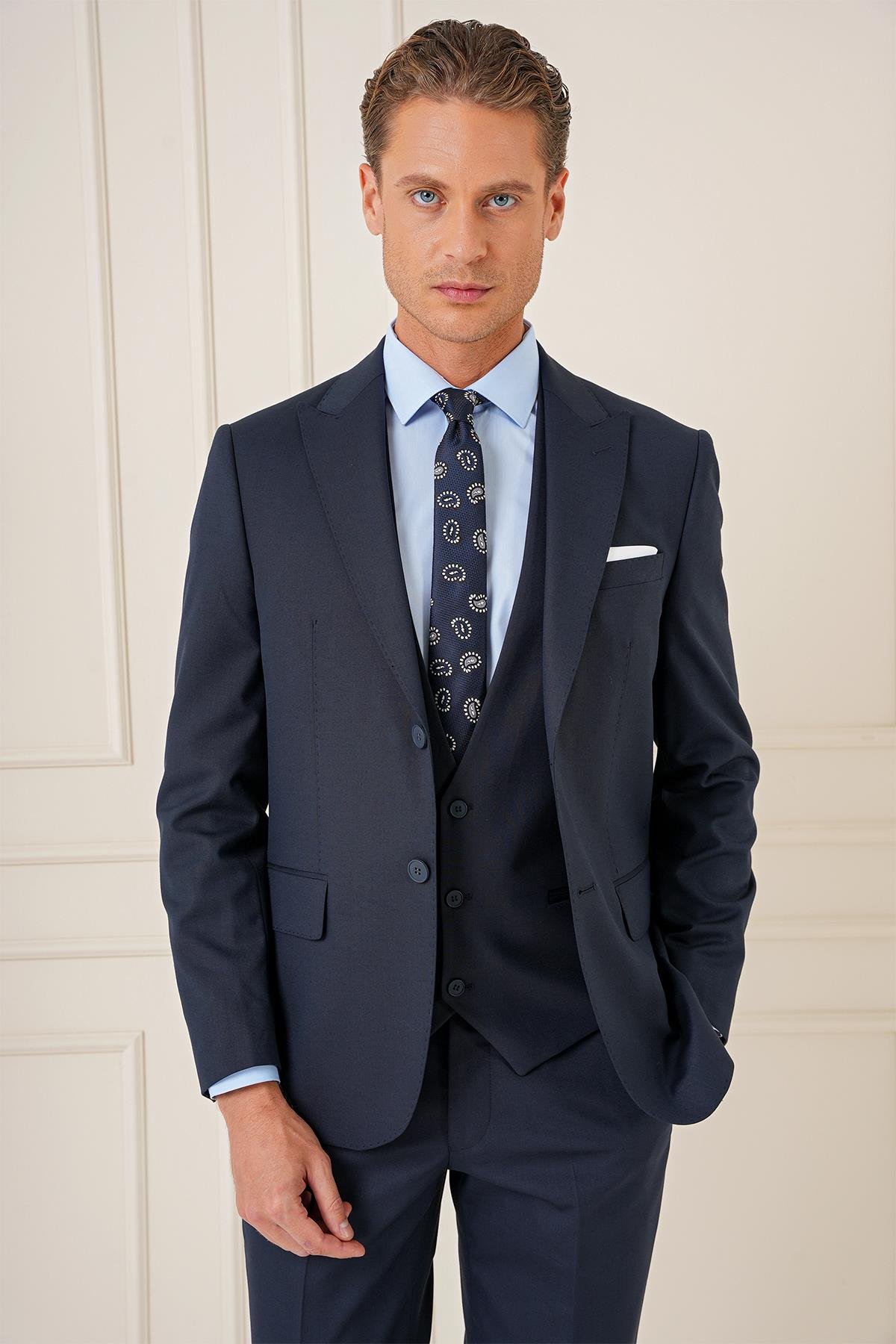 Slim Fit Kırlangıç Yaka Çift Yırtmaçlı Yelekli Klasik Lacivert Takım Elbise Tk 895