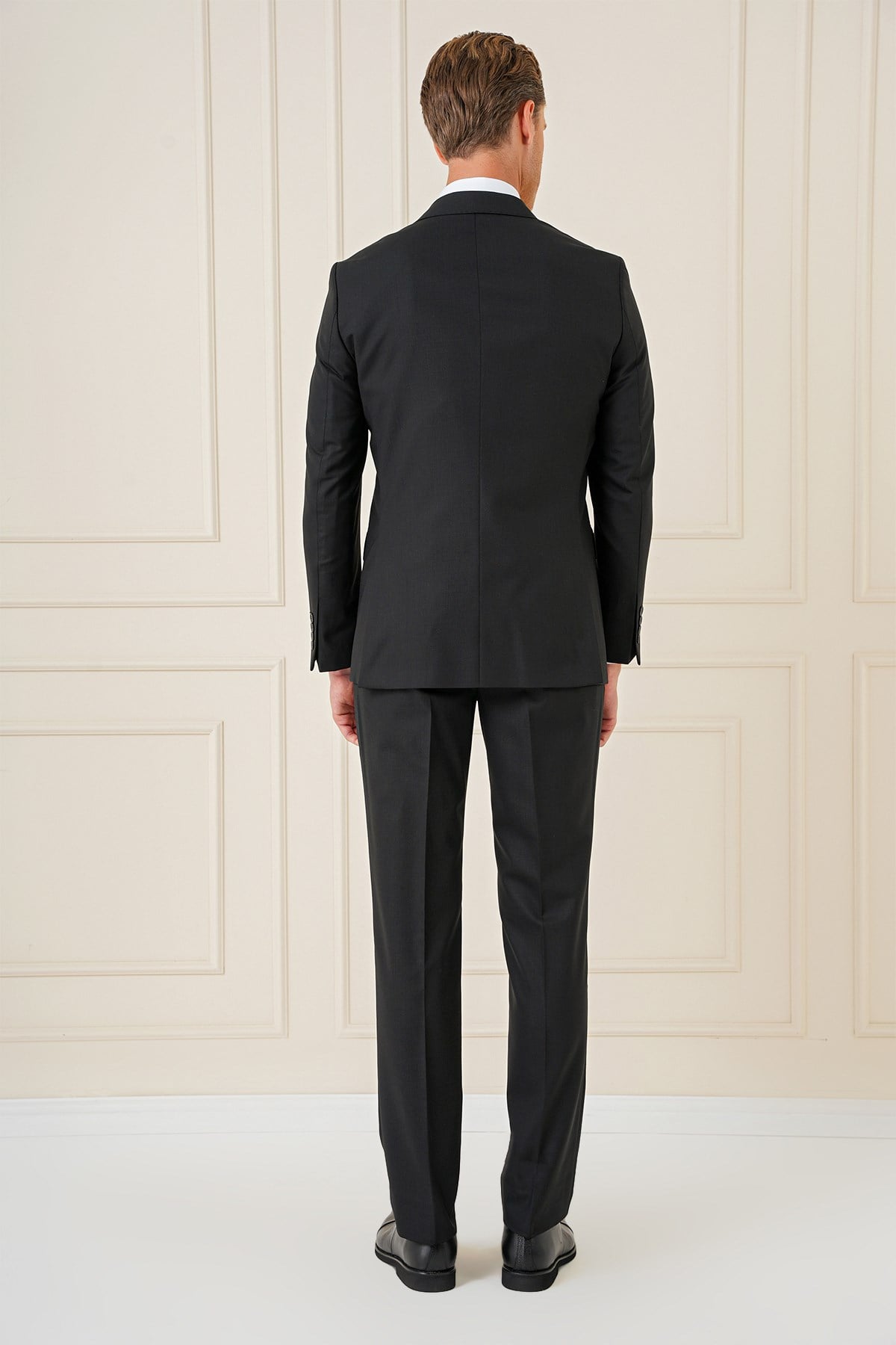 Slim Fit Kırlangıç Yaka Çift Yırtmaçlı Yelekli Klasik Siyah Takım Elbise Tk 895