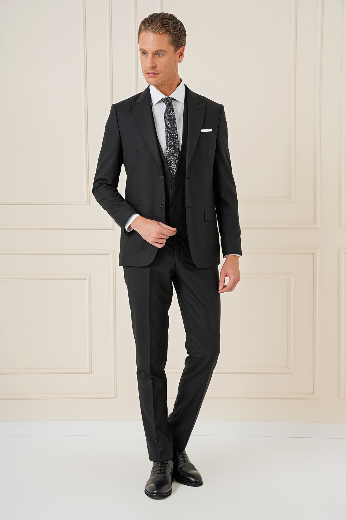 Slim Fit Kırlangıç Yaka Çift Yırtmaçlı Yelekli Klasik Siyah Takım Elbise Tk 895