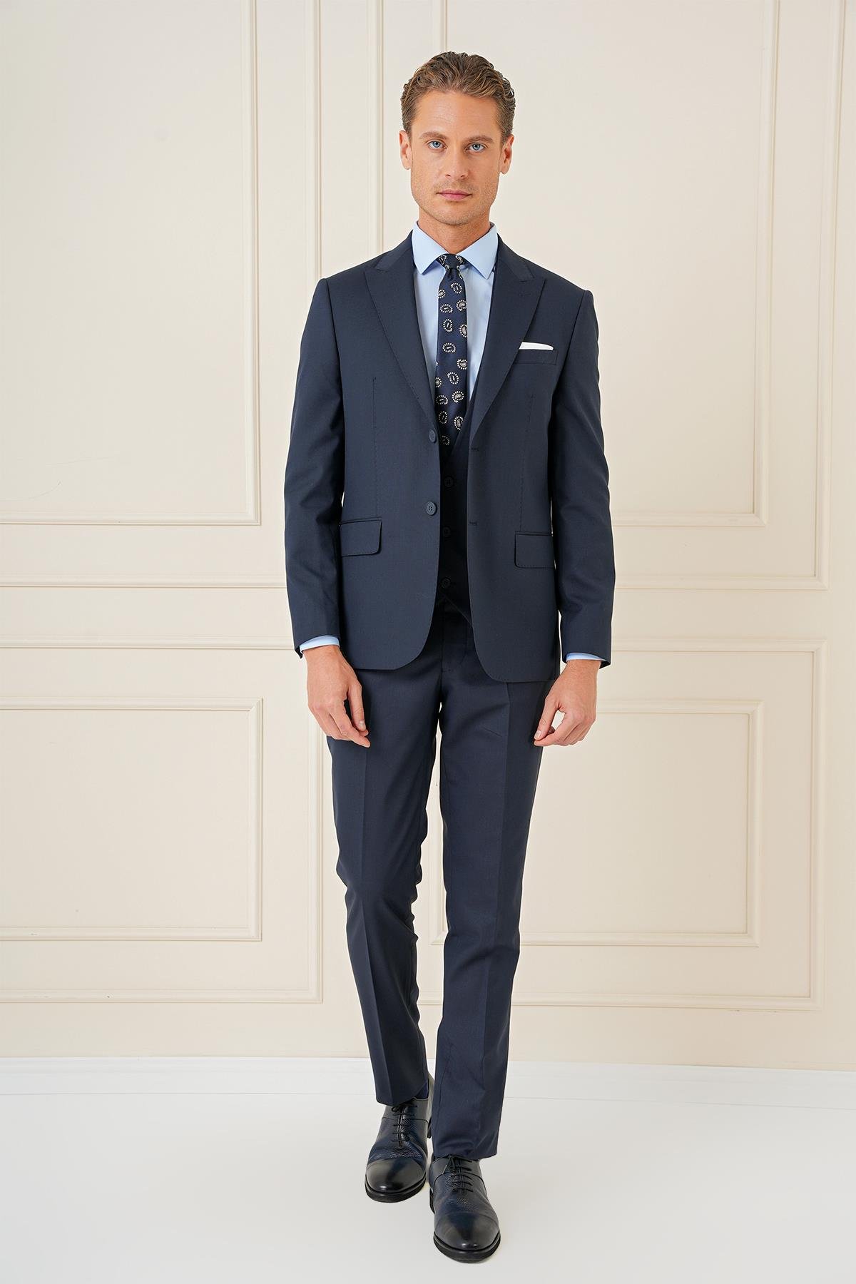 Slim Fit Kırlangıç Yaka Çift Yırtmaçlı Yelekli Klasik Lacivert Takım Elbise Tk 895