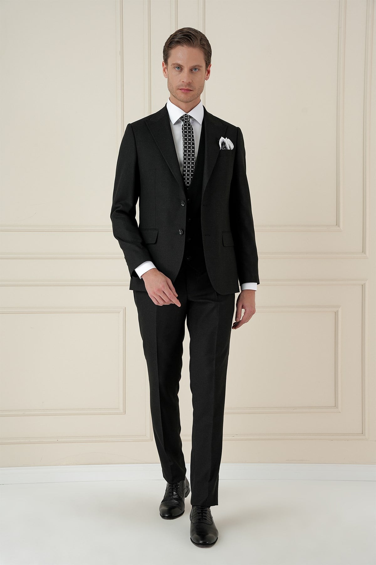 Slim Fit Kırlangıç Yaka Doku Desenli Siyah Yelekli Takım Elbise TK 911