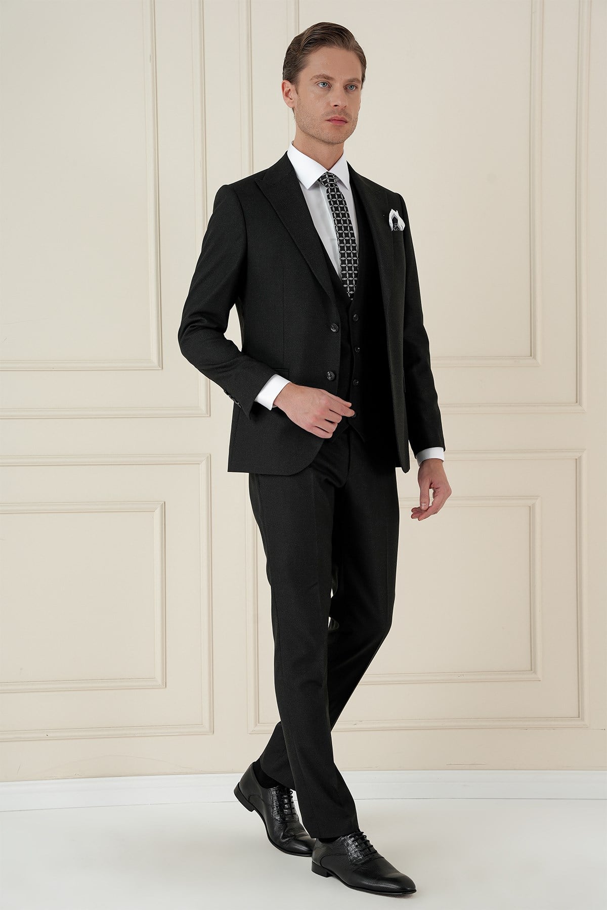 Slim Fit Kırlangıç Yaka Doku Desenli Siyah Yelekli Takım Elbise TK 911