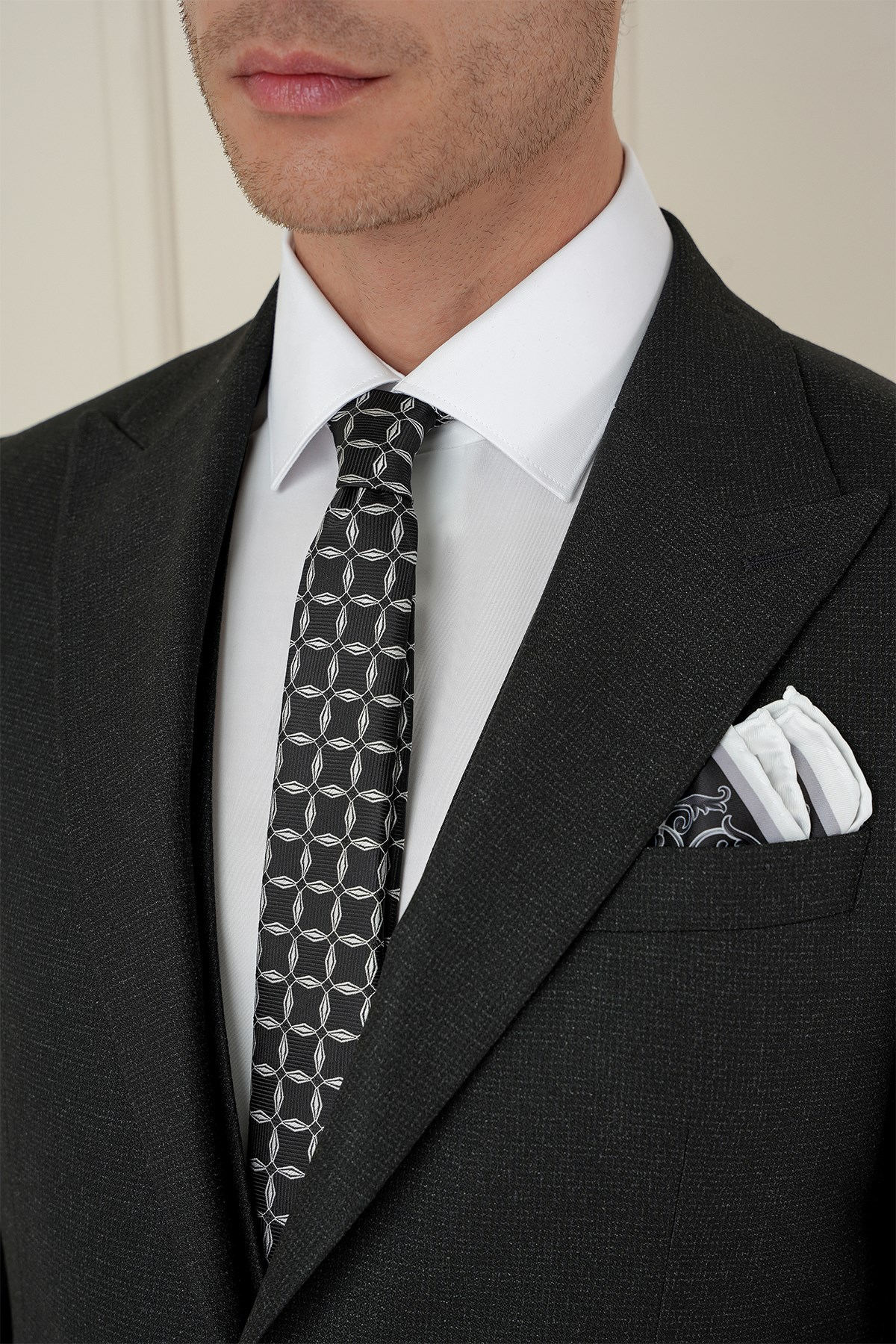 Slim Fit Kırlangıç Yaka Doku Desenli Siyah Yelekli Takım Elbise TK 911
