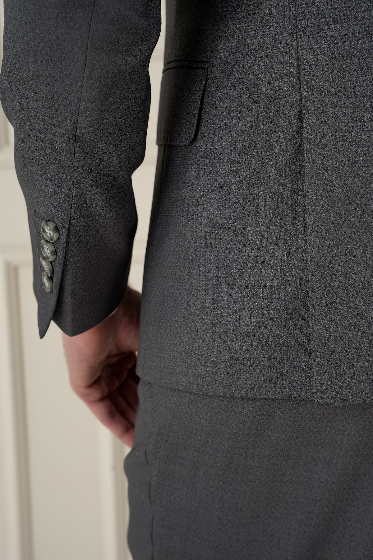 Slim Fit Kırlangıç Yaka Dokulu Füme Yelekli Takım Elbise TK 907