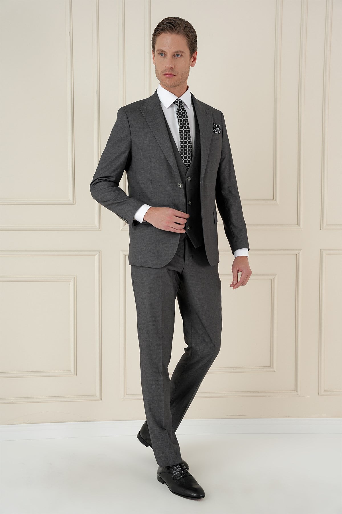 Slim Fit Kırlangıç Yaka Dokulu Füme Yelekli Takım Elbise TK 907