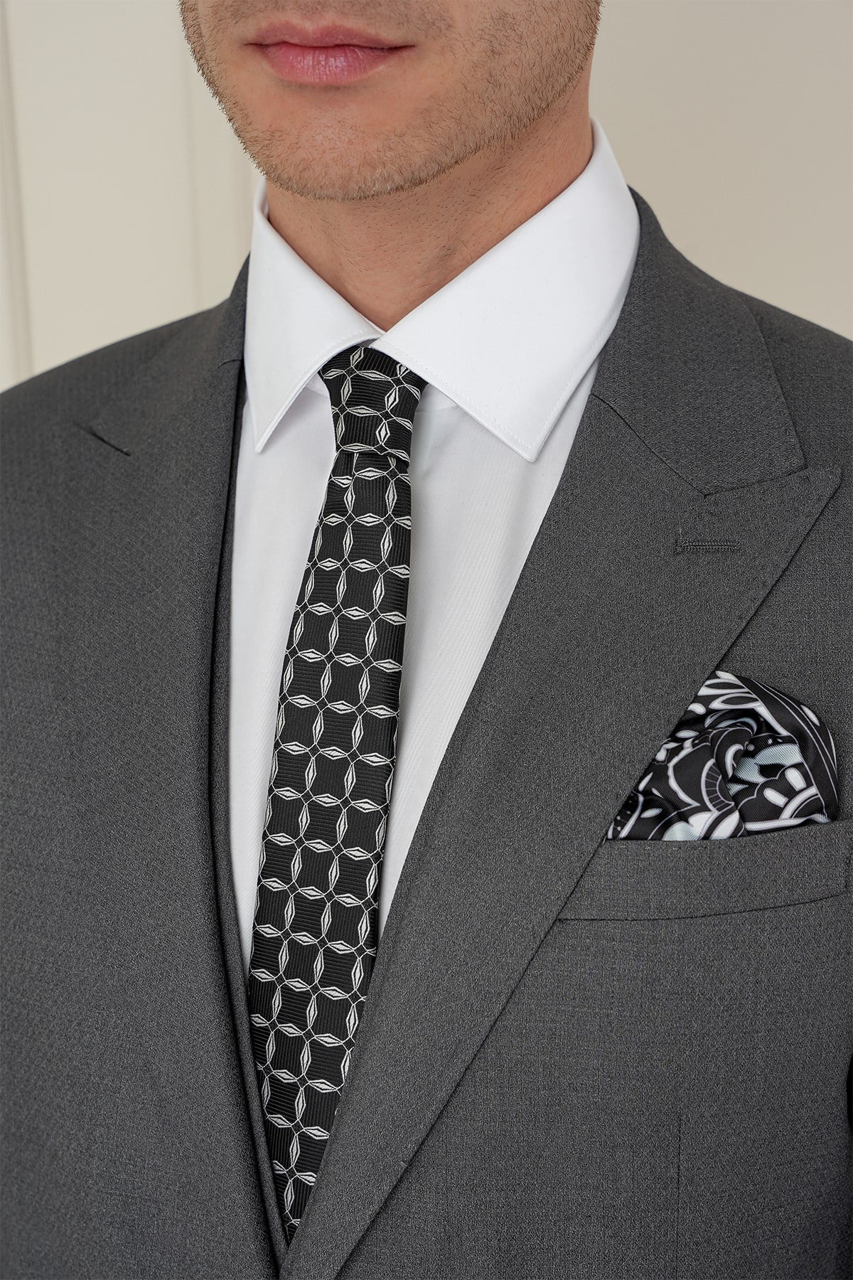 Slim Fit Kırlangıç Yaka Dokulu Füme Yelekli Takım Elbise TK 907
