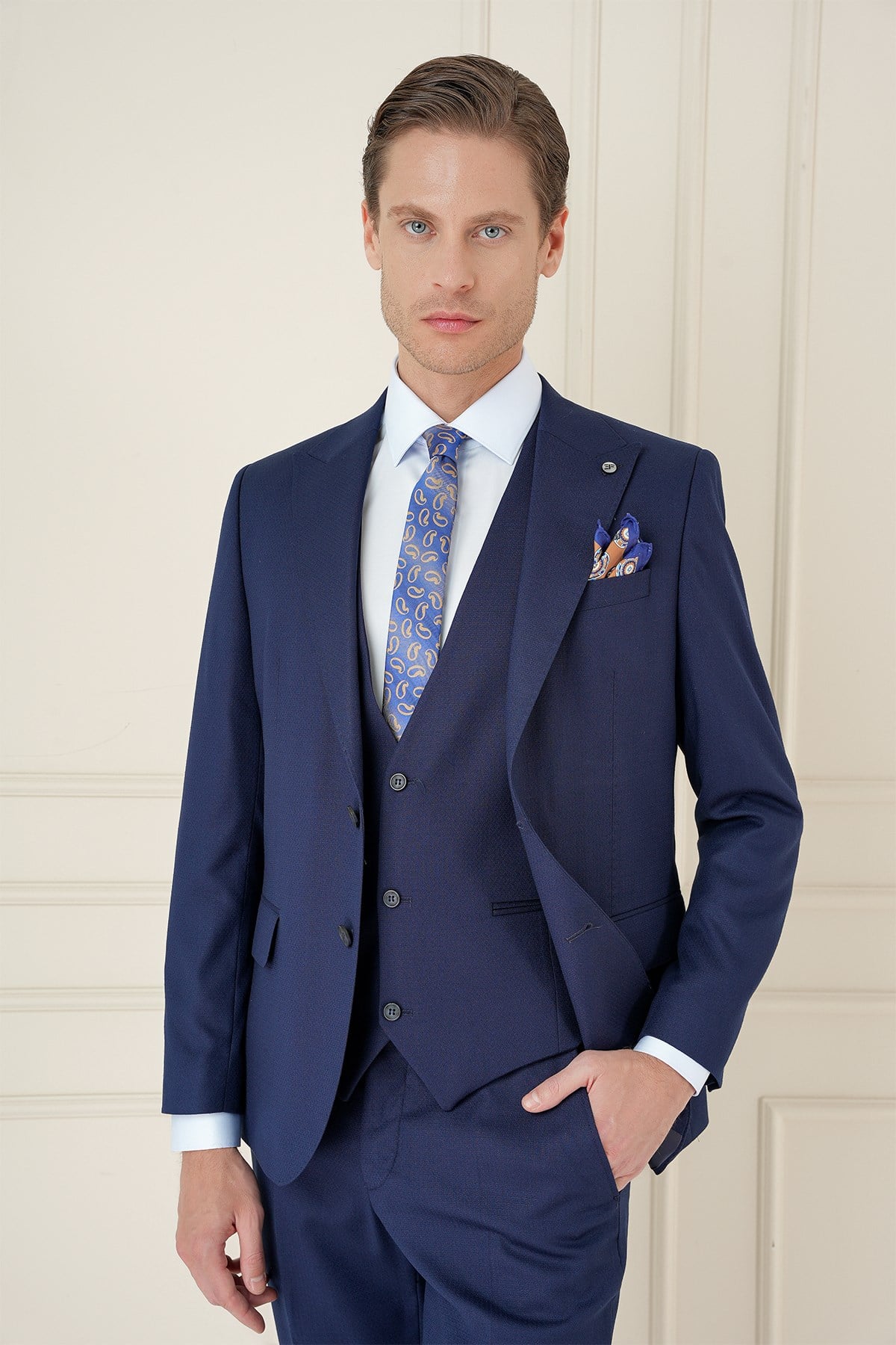 Slim Fit Kırlangıç Yaka Dokulu Lacivert Yelekli Takım Elbise TK 907