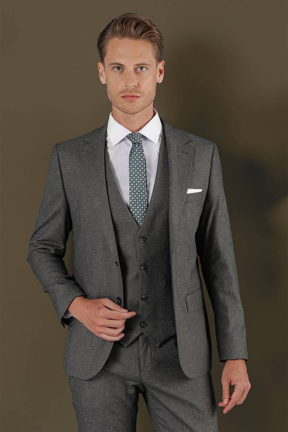 Slim Fit Mono Yaka Doku Desenli Koyu Gri Yelekli Takım Elbise TK 873