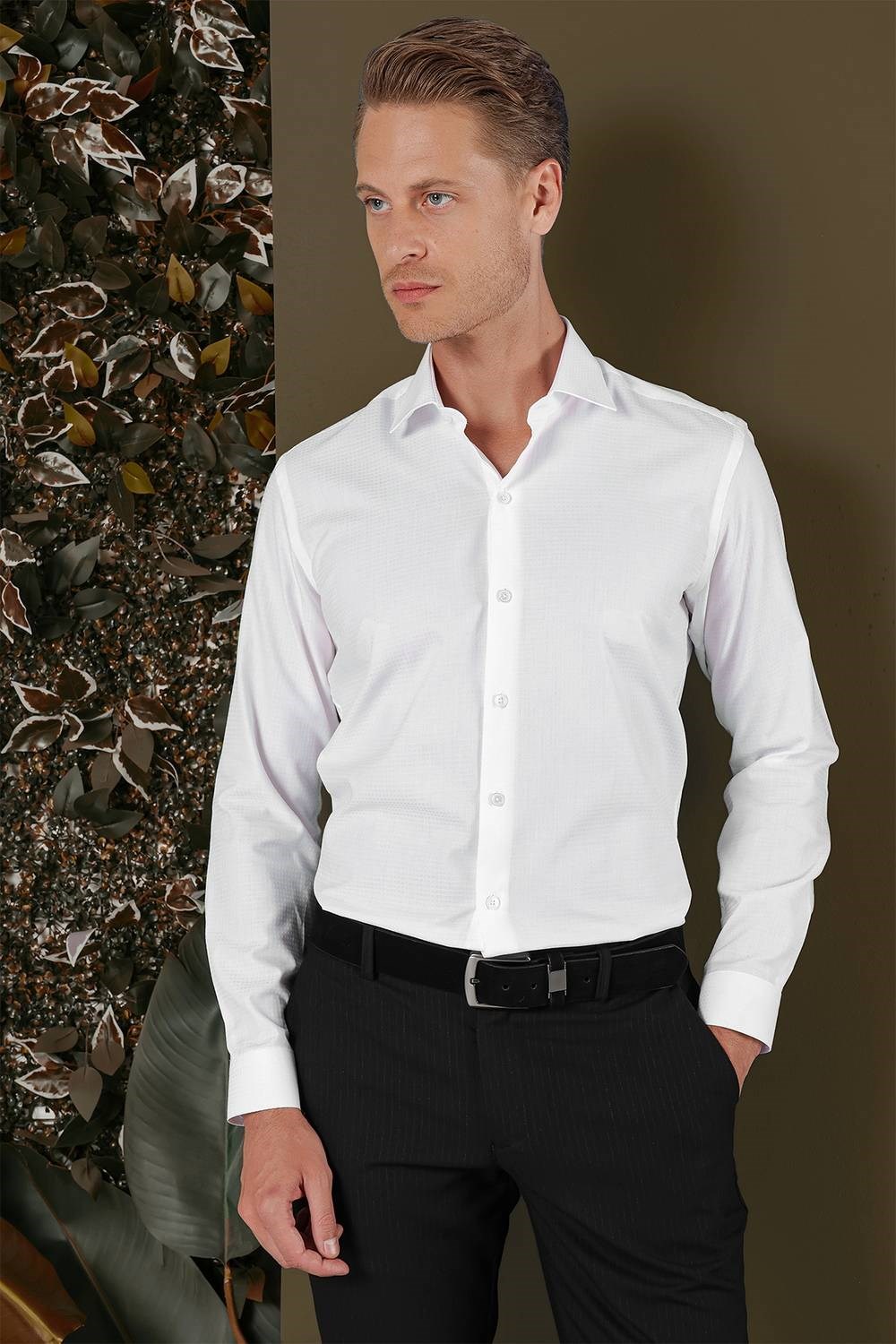 Slim Fit Pitikare Dokulu %100 Pamuk Kravat Yaka Beyaz Gömlek GK 701