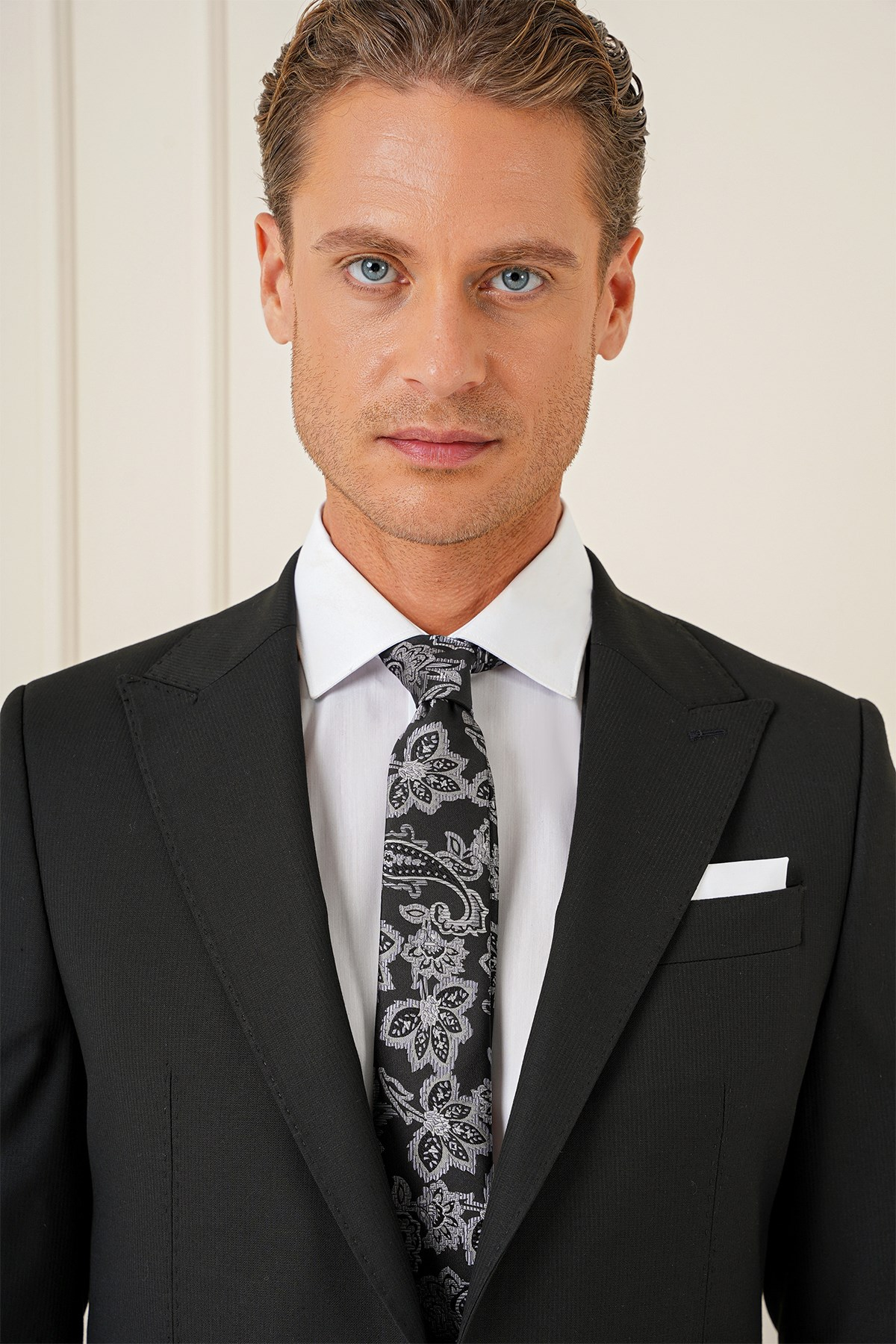 Slim Fit Sivri Yaka Çizgi Dokulu Siyah Yelekli Takım Elbise TK 904