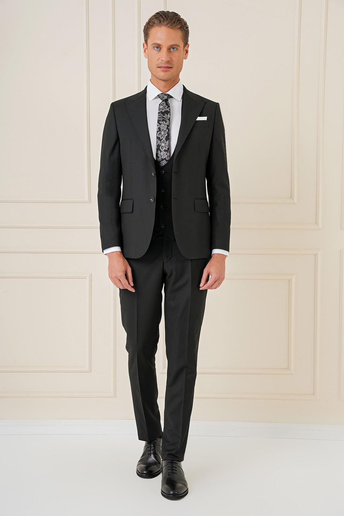 Slim Fit Sivri Yaka Çizgi Dokulu Siyah Yelekli Takım Elbise TK 904