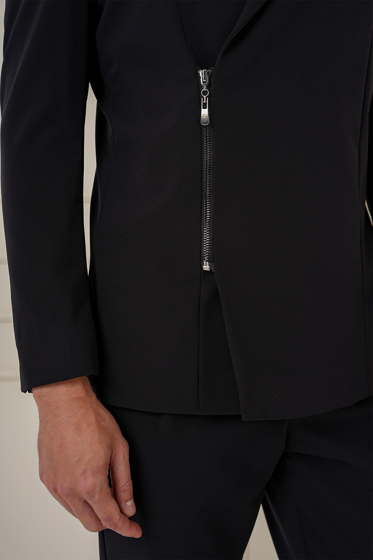 Slim Fit Sivri Yaka Esnek Önden Fermuarlı Tasarım Siyah Ceket C 687