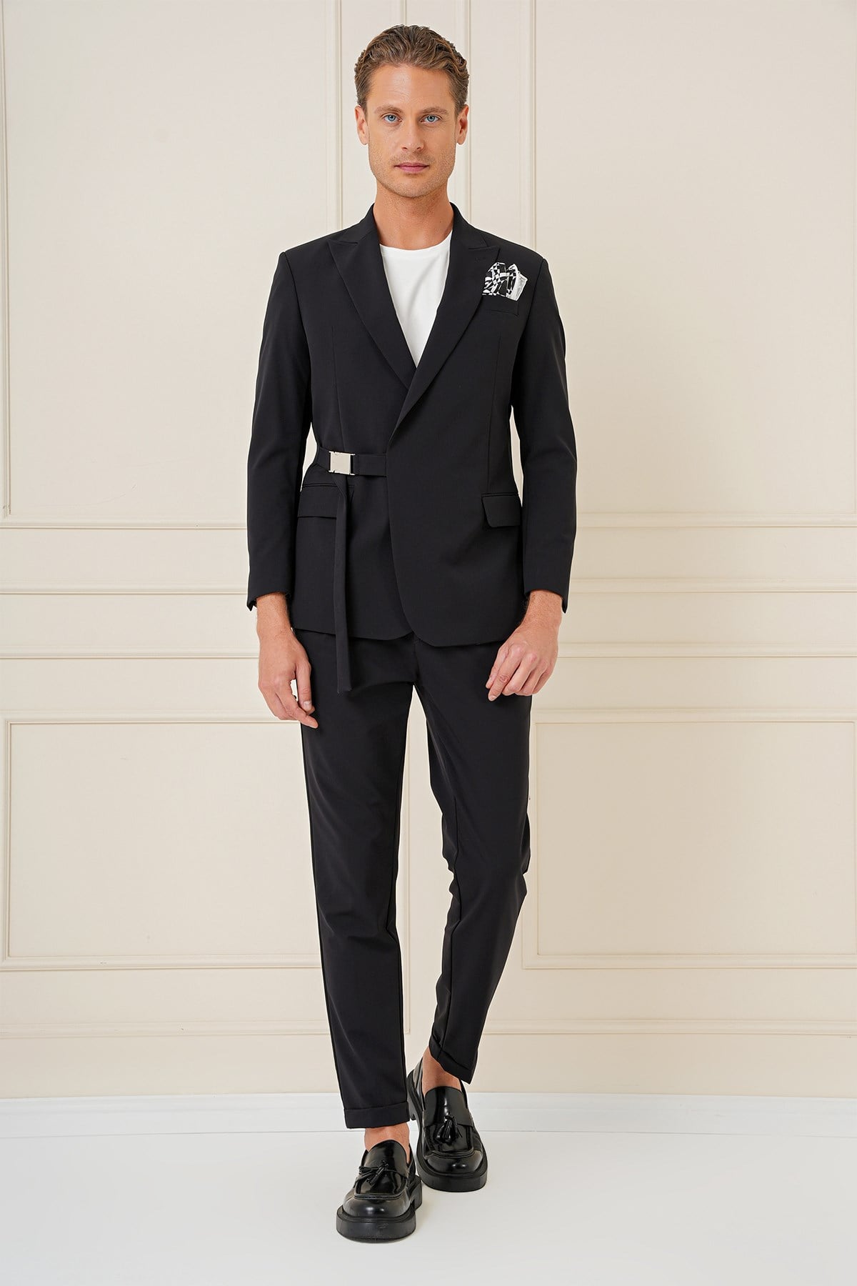 Slim Fit Sivri Yaka Esnek Önden Kemerli ve Tokalı Tasarım Siyah Ceket C 688