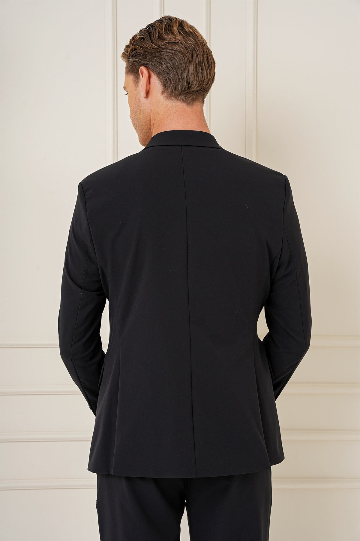 Slim Fit Sivri Yaka Esnek Önden Kemerli ve Tokalı Tasarım Siyah Ceket C 688