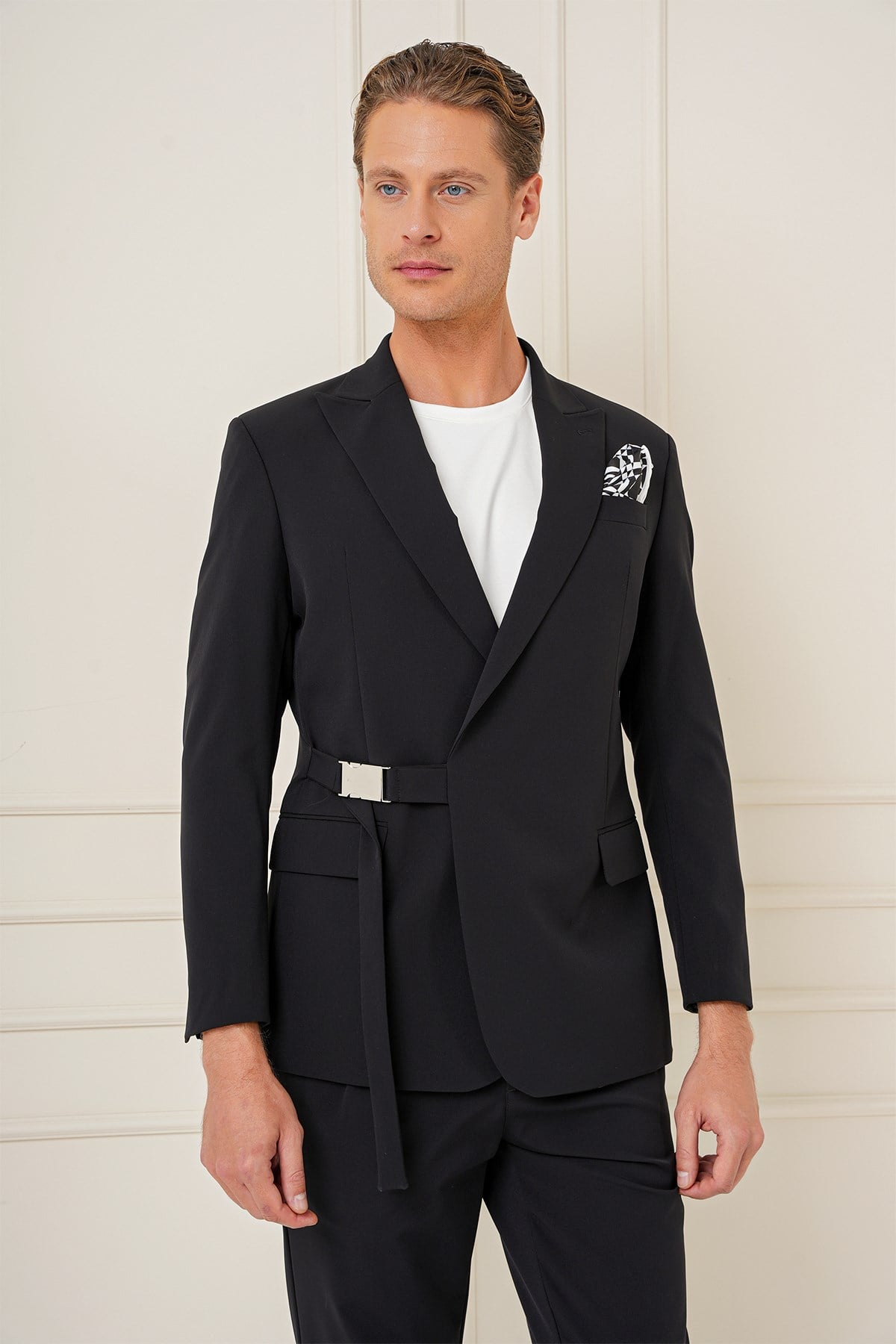 Slim Fit Sivri Yaka Esnek Önden Kemerli ve Tokalı Tasarım Siyah Ceket C 688