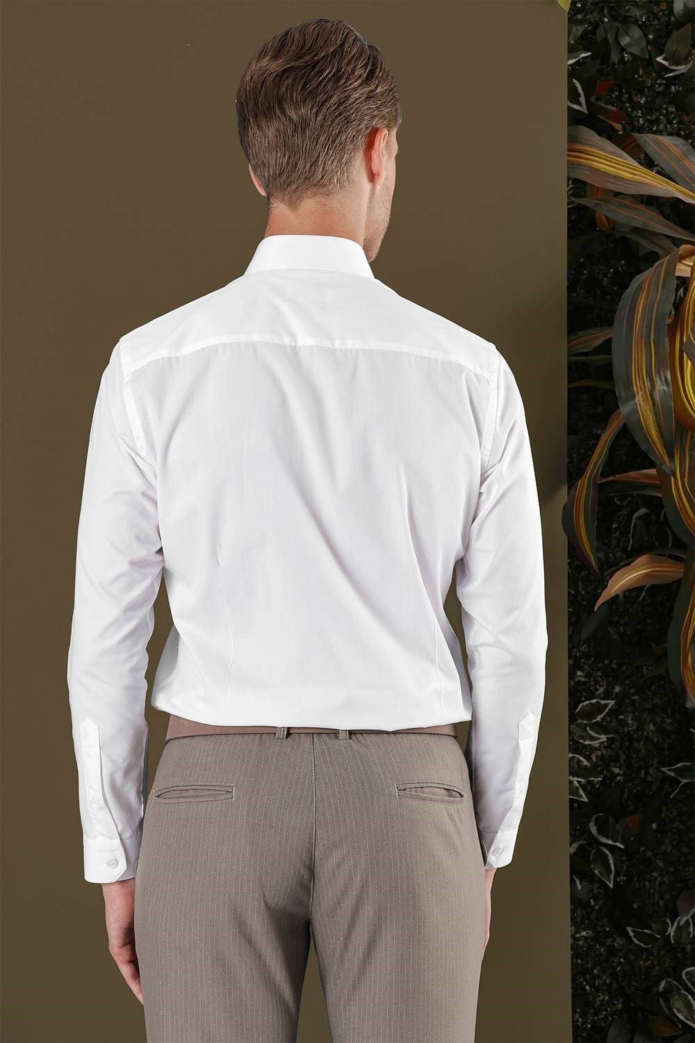 Slim Fit Yaka Zincirli %100 Pamuk Düz Beyaz Gömlek GK 704