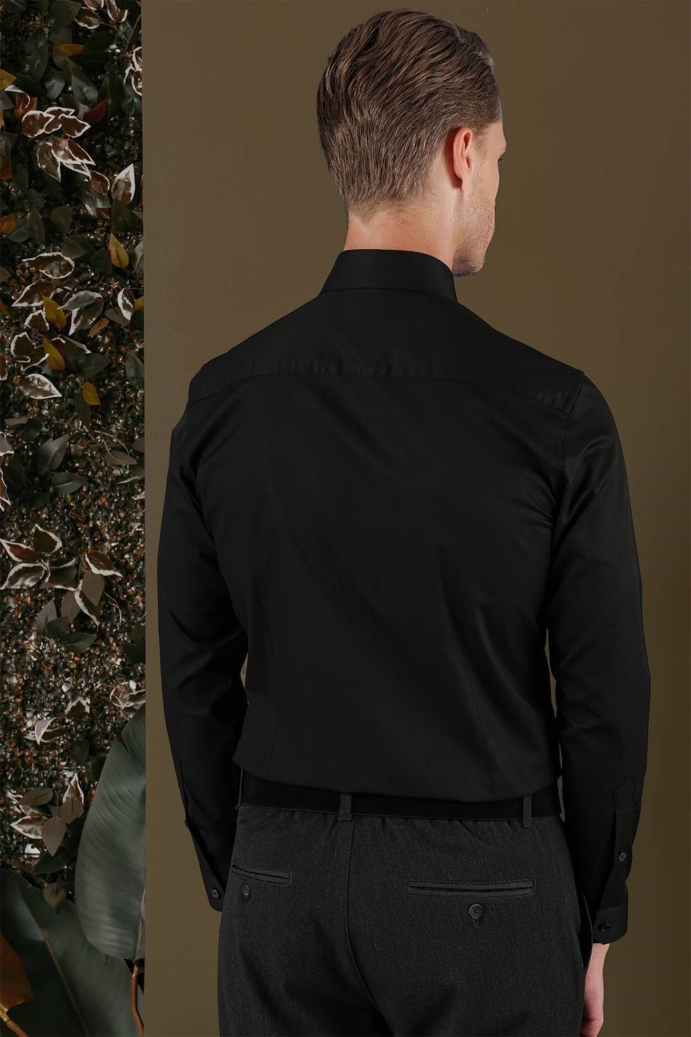 Slim Fit Yaka Zincirli %100 Pamuk Düz Siyah Gömlek GK 704