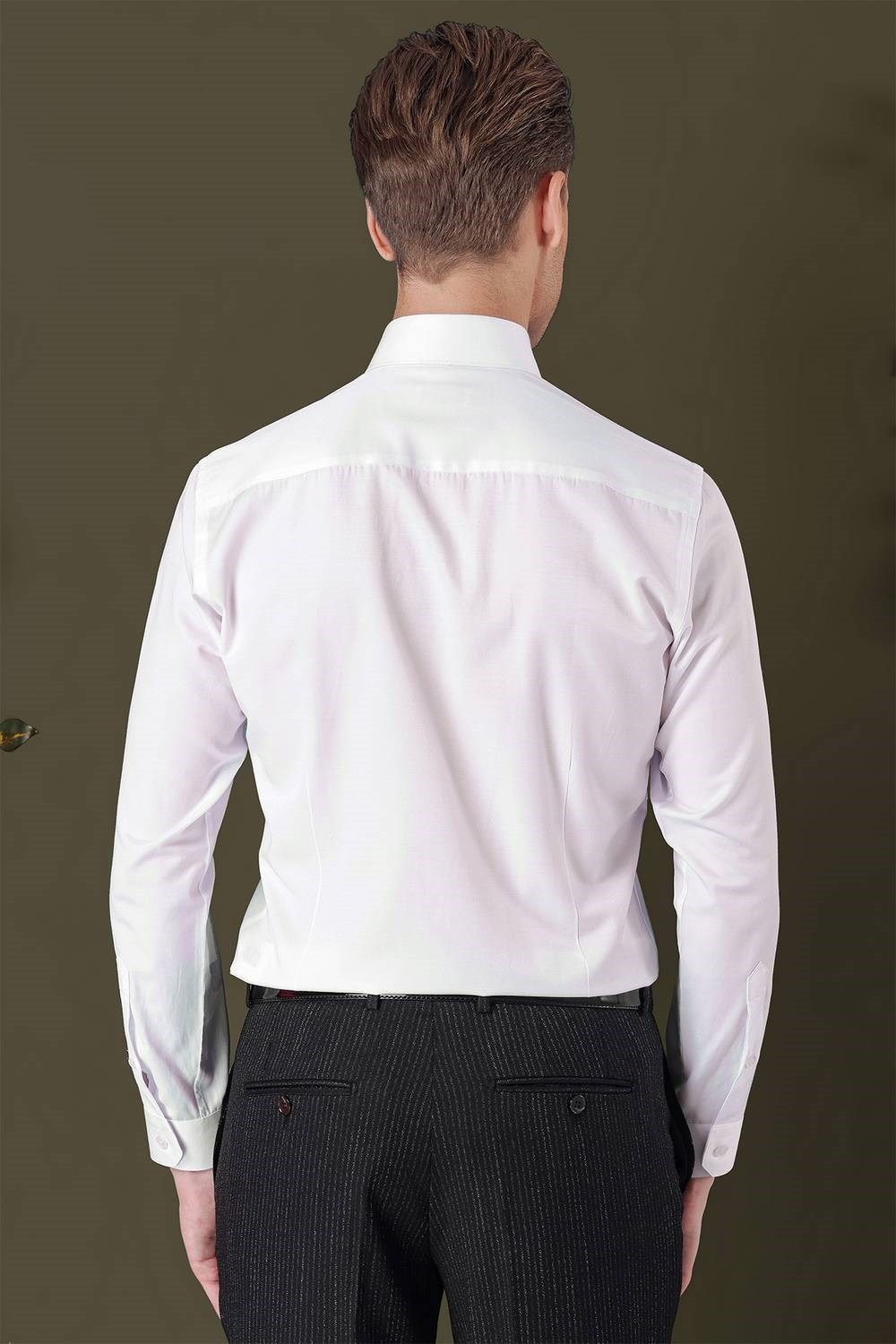 Slim Fit Yaka Zincirli Pamuklu Düz Beyaz Gömlek GK 710