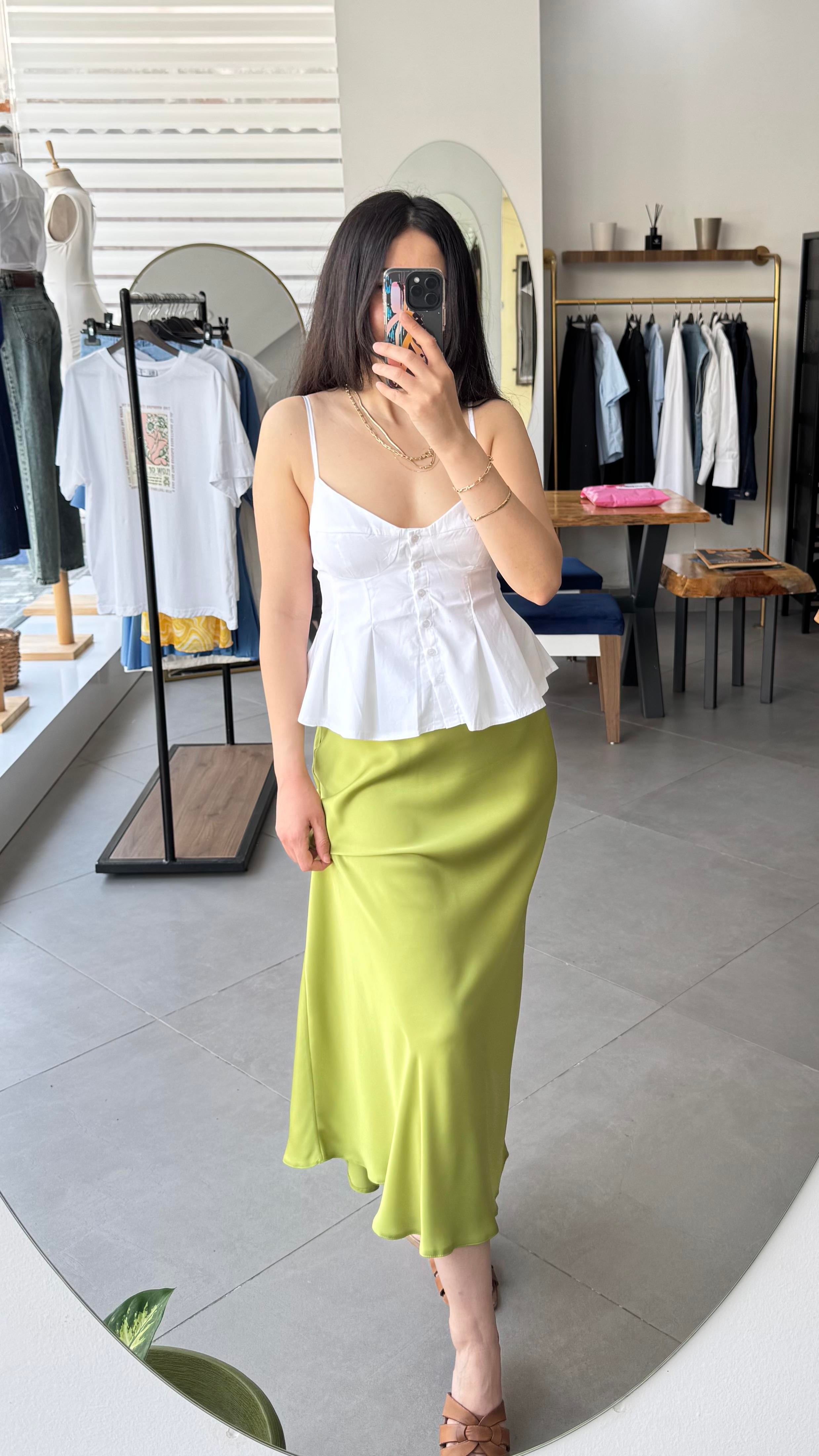 Beyaz Kuplu Pileli Ön Düğmeli Poplin Askılı Bluz