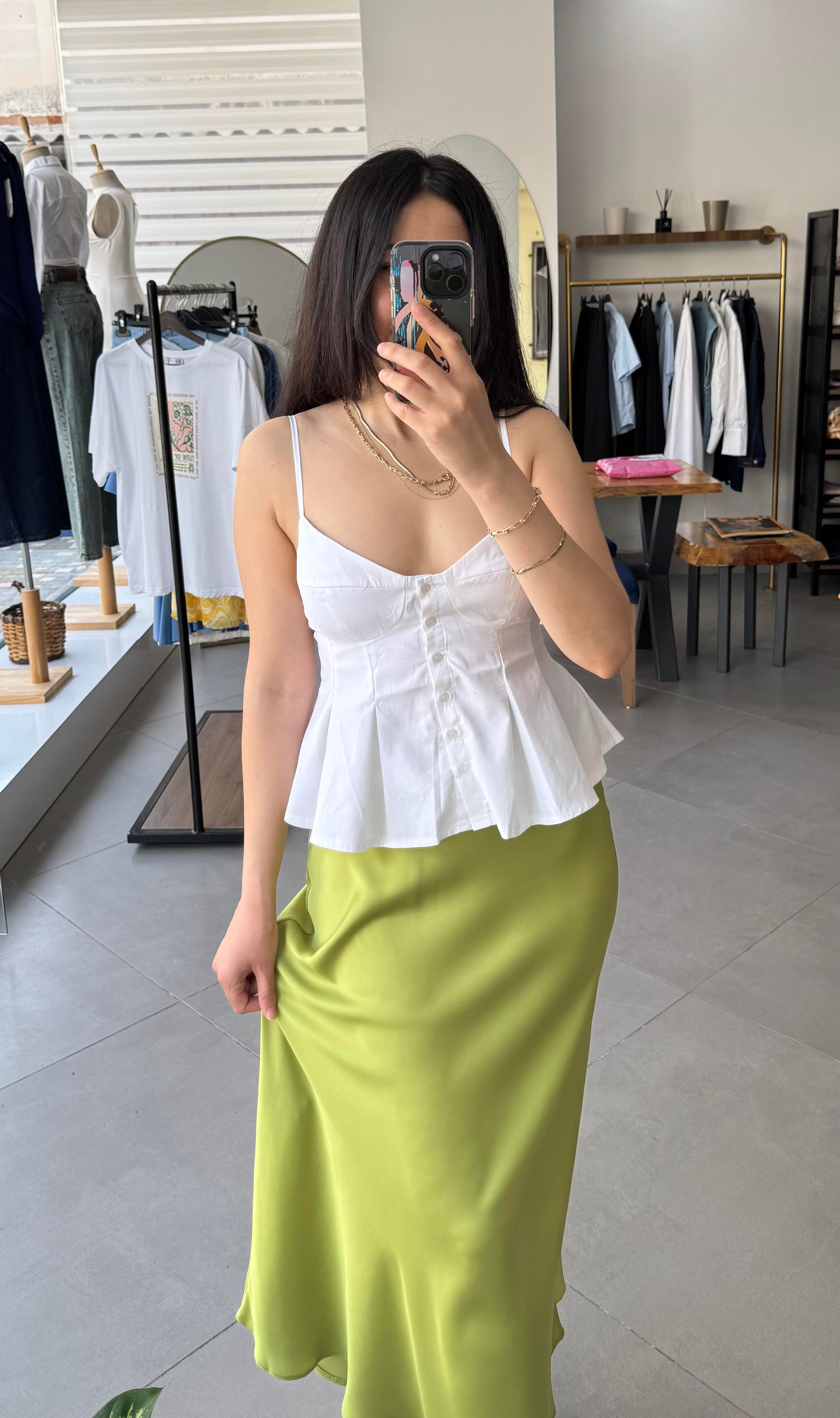 Beyaz Kuplu Pileli Ön Düğmeli Poplin Askılı Bluz