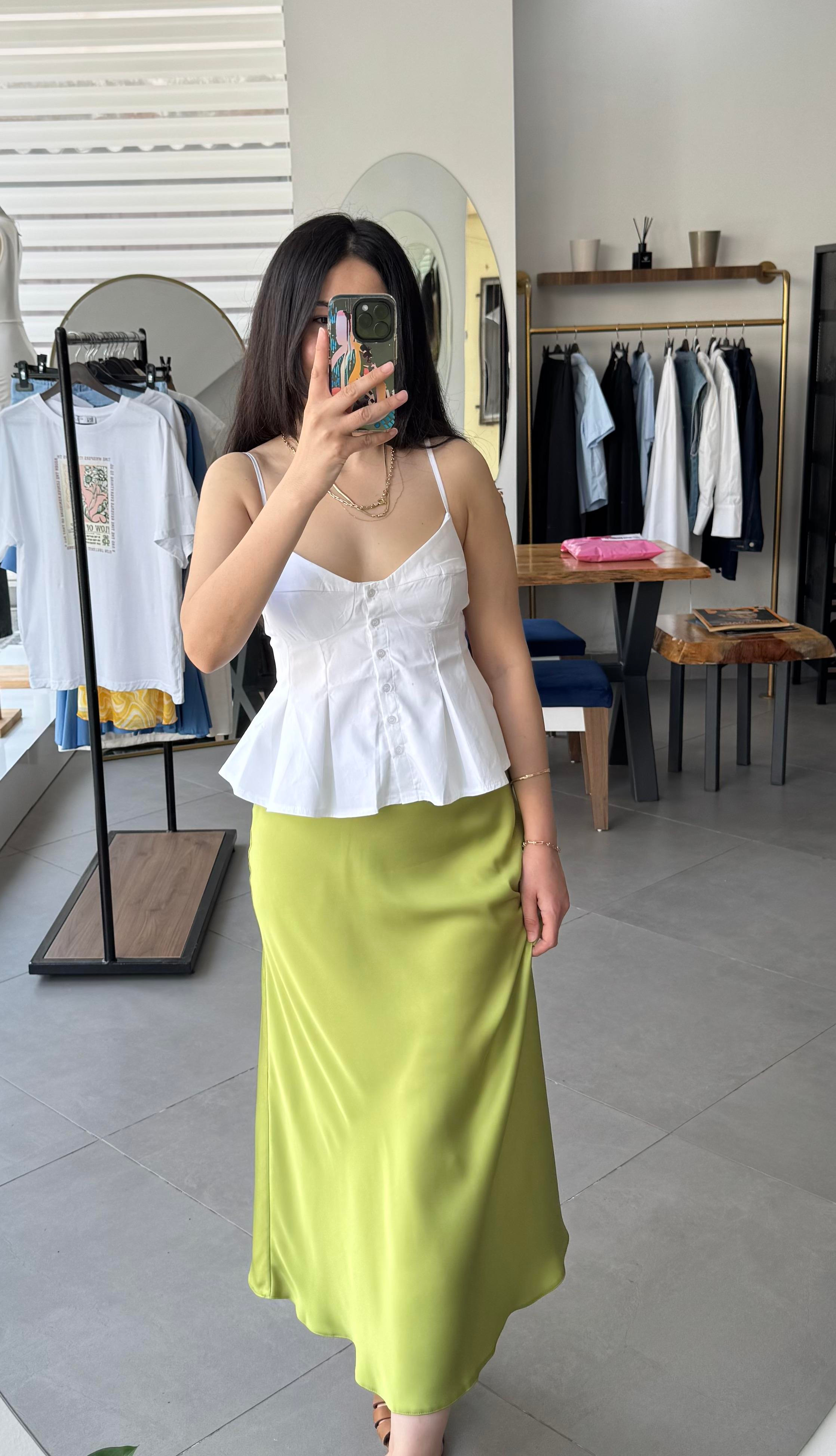 Beyaz Kuplu Pileli Ön Düğmeli Poplin Askılı Bluz