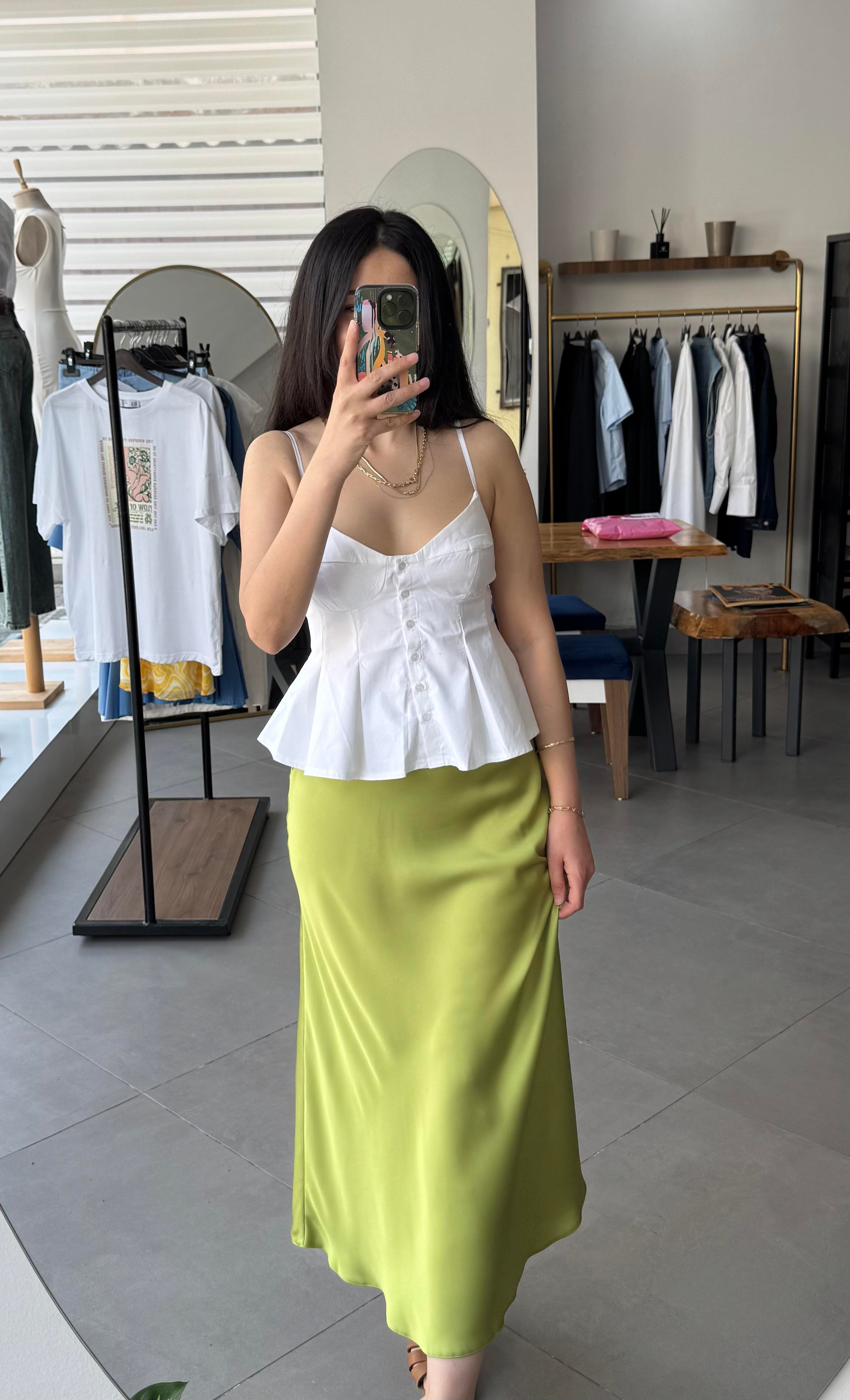 Beyaz Kuplu Pileli Ön Düğmeli Poplin Askılı Bluz