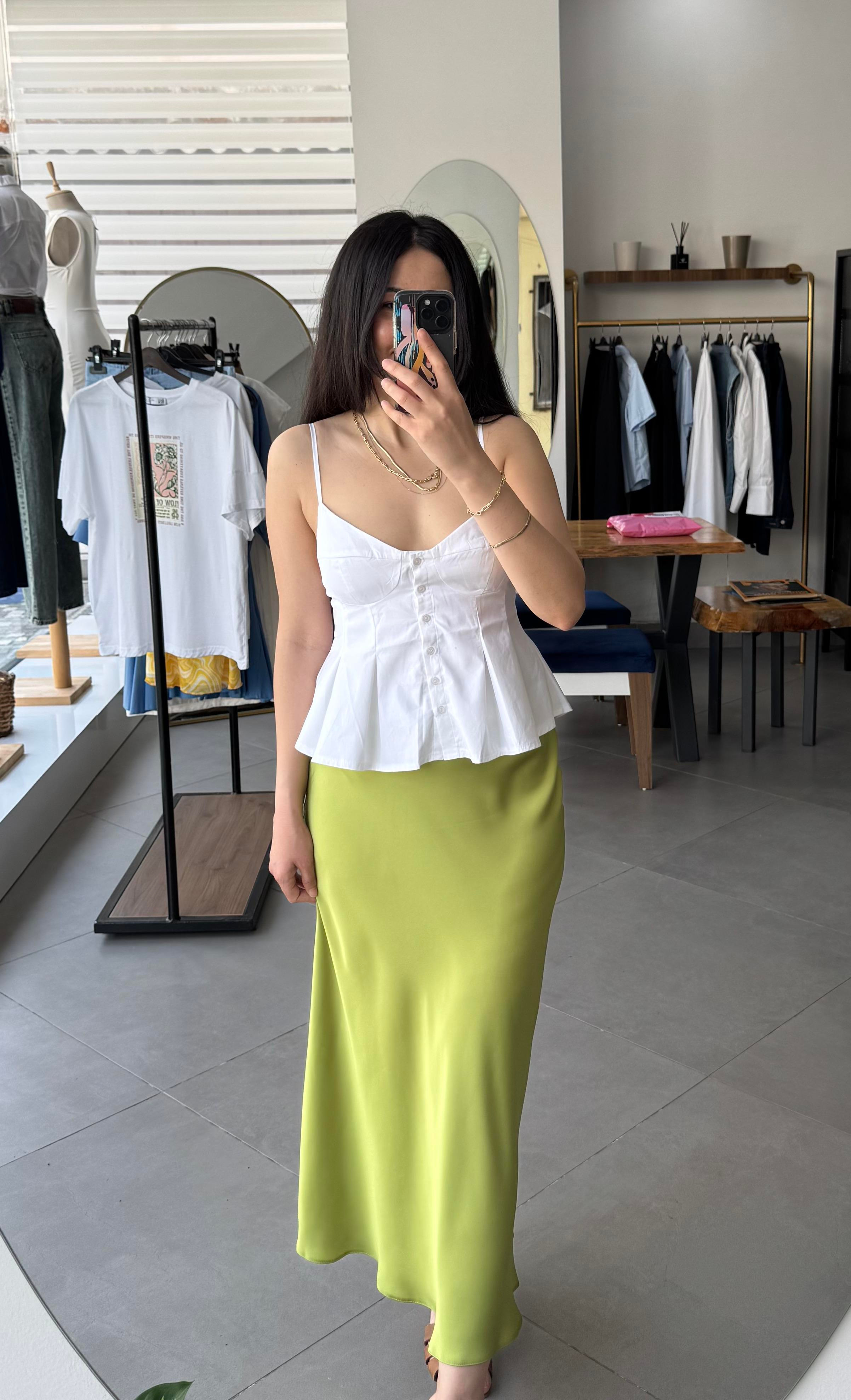 Beyaz Kuplu Pileli Ön Düğmeli Poplin Askılı Bluz