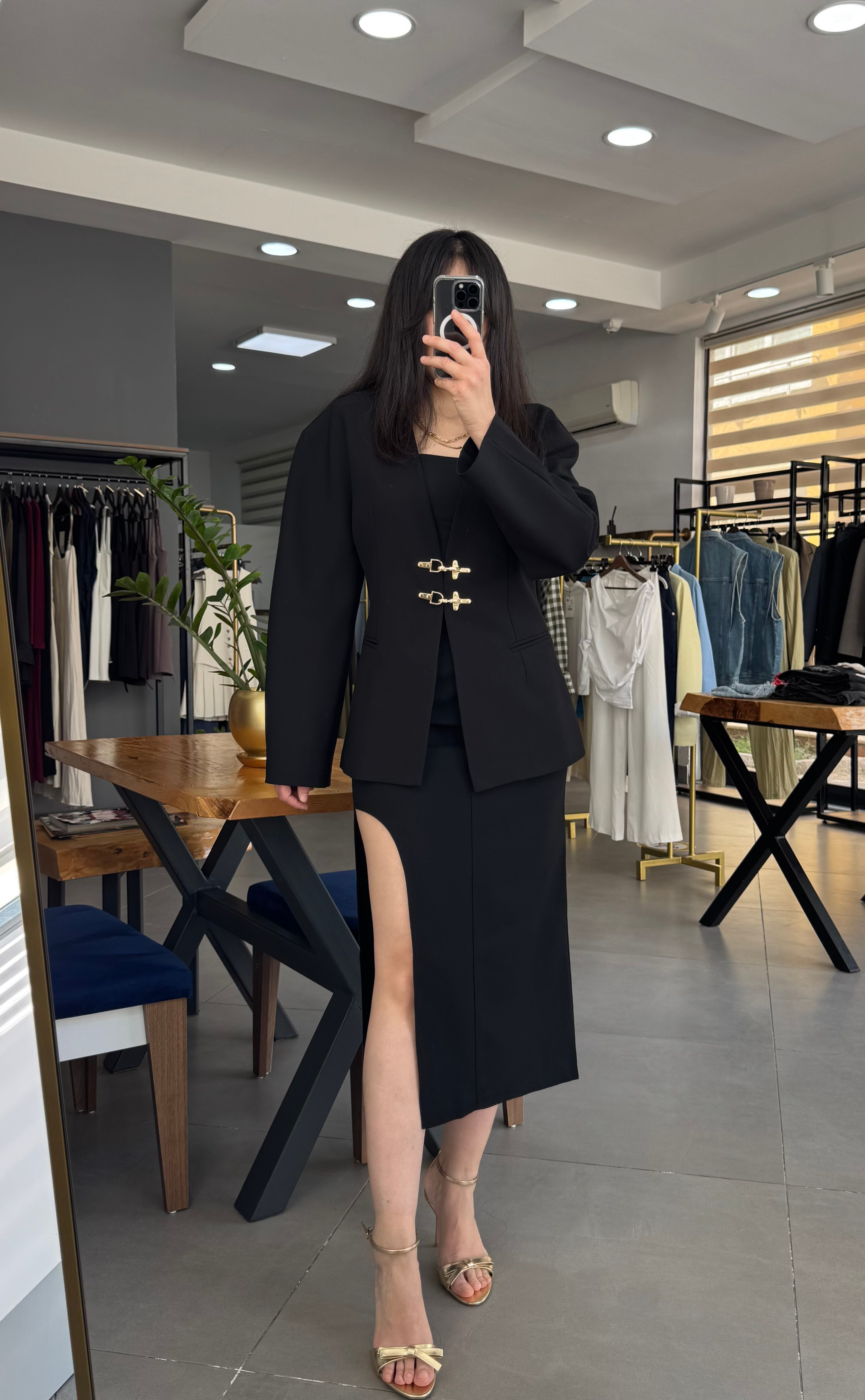 Gold Kanca Detay Yakasız Siyah Blazer Ceket