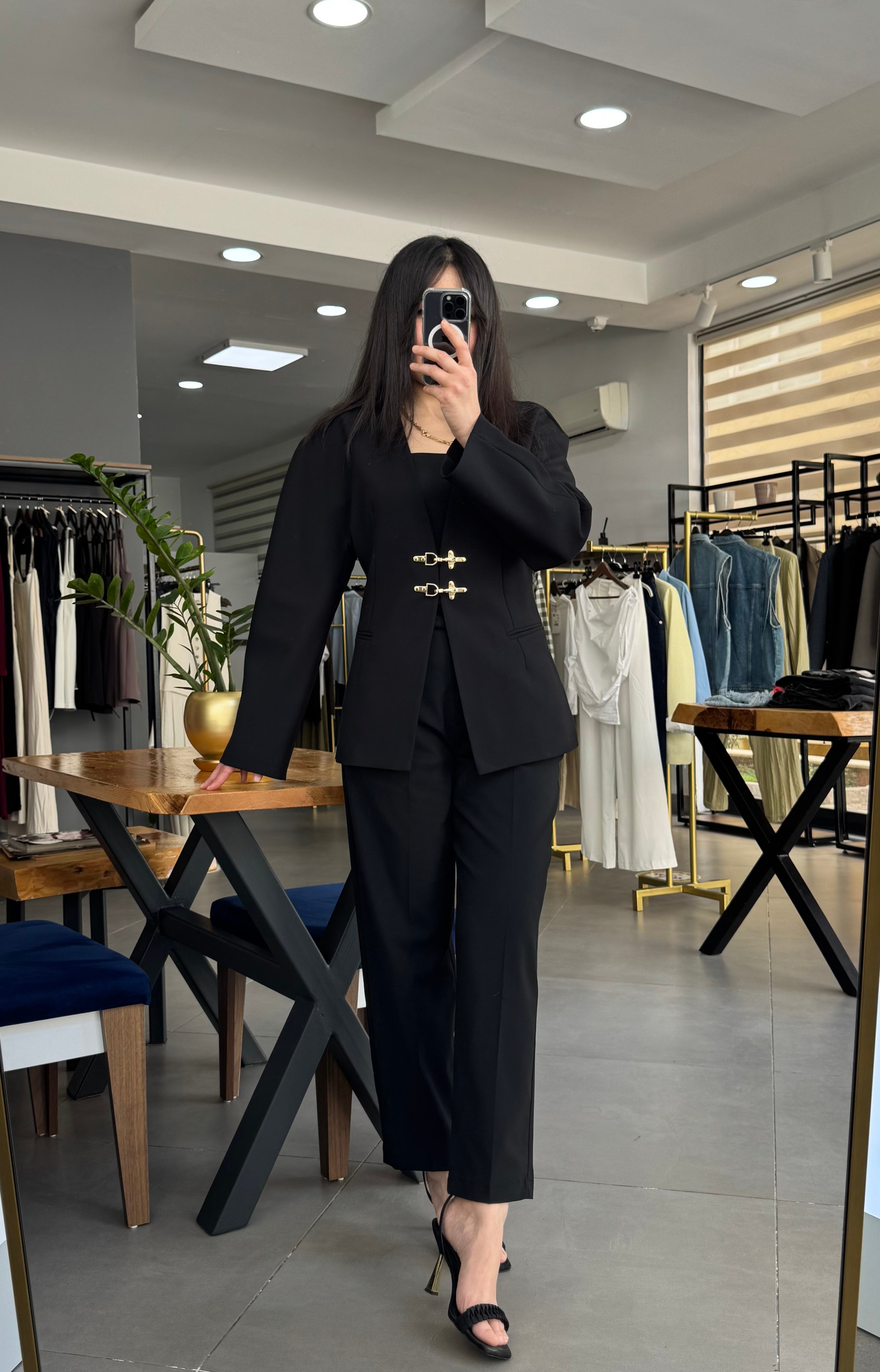 Gold Kanca Detay Yakasız Siyah Blazer Ceket