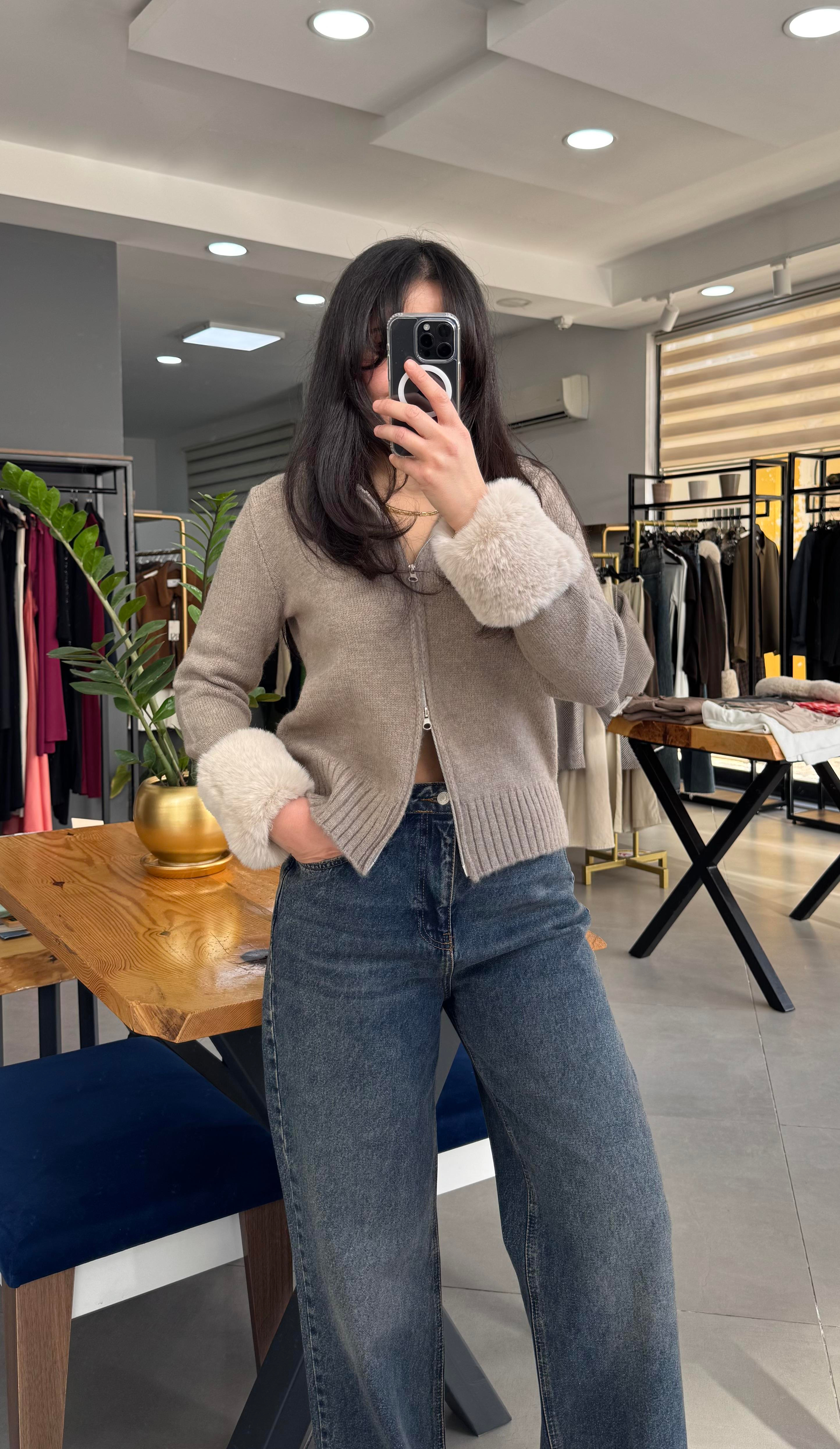 Kapüşonlu Çıkarılabilir Peluş Detay Triko Hırka