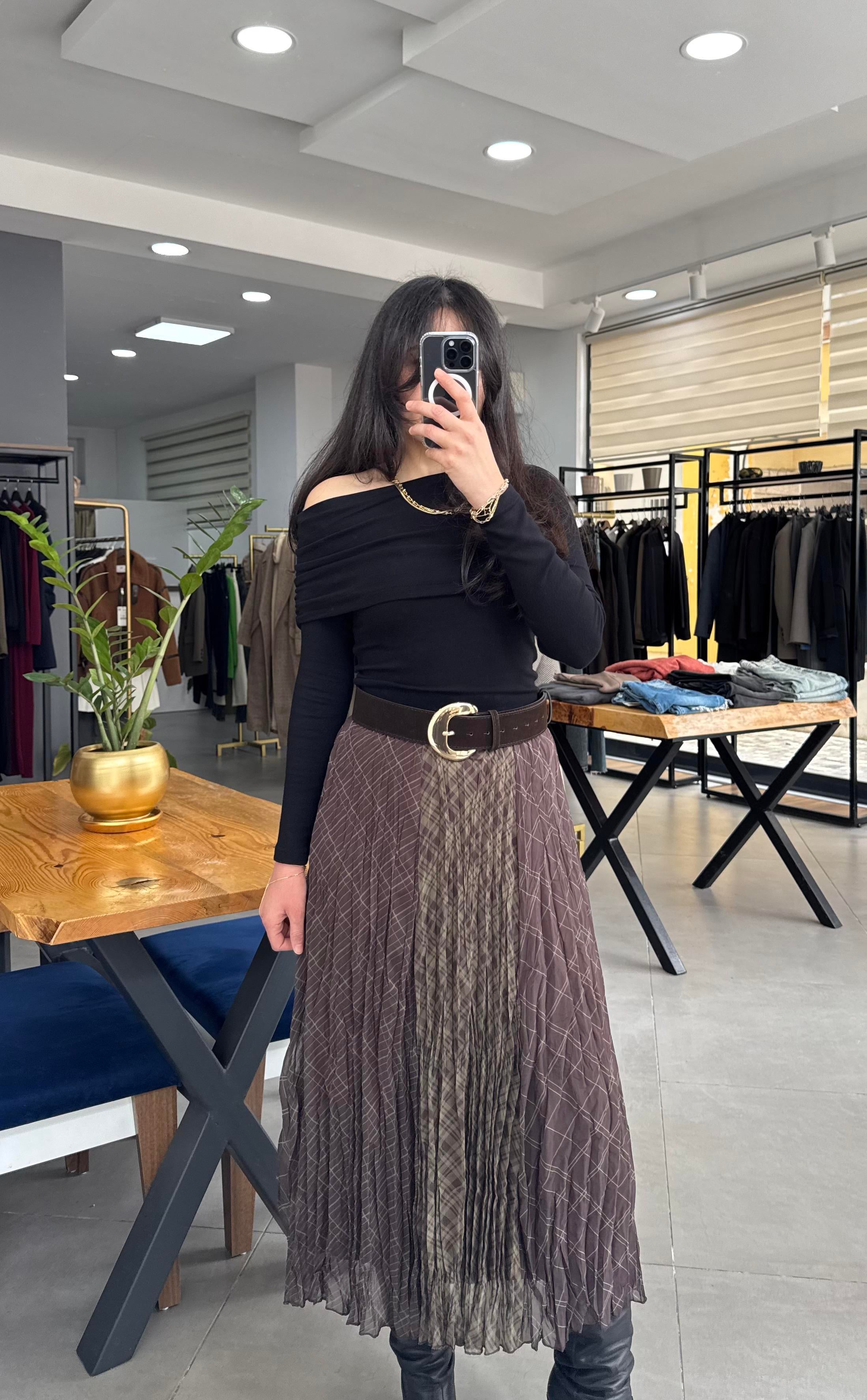 Kayık Yaka Omuz Katlama Detaylı Siyah Bluz