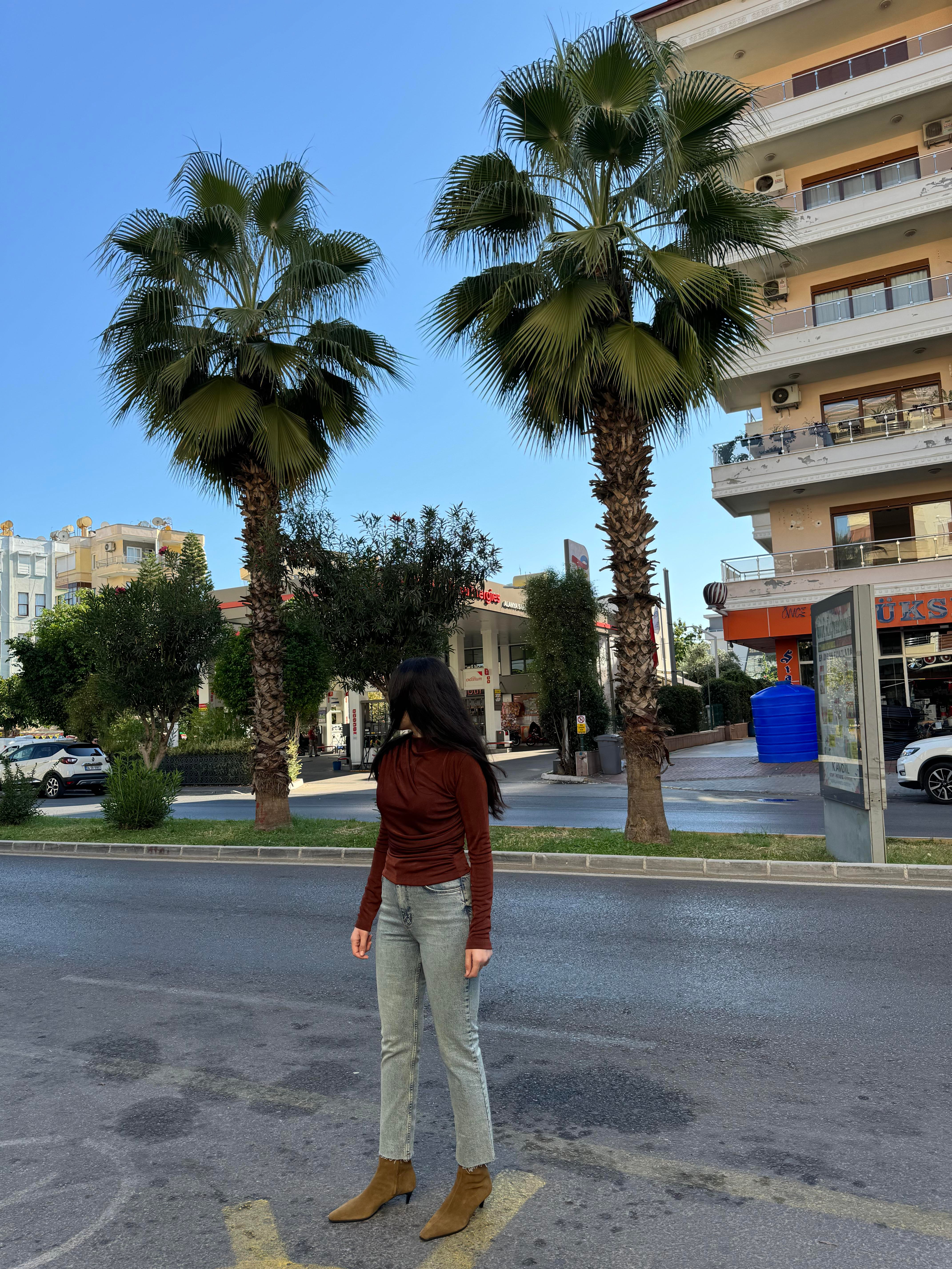 Omuz Ve Bel Drapeli Buzi Kahve Bluz