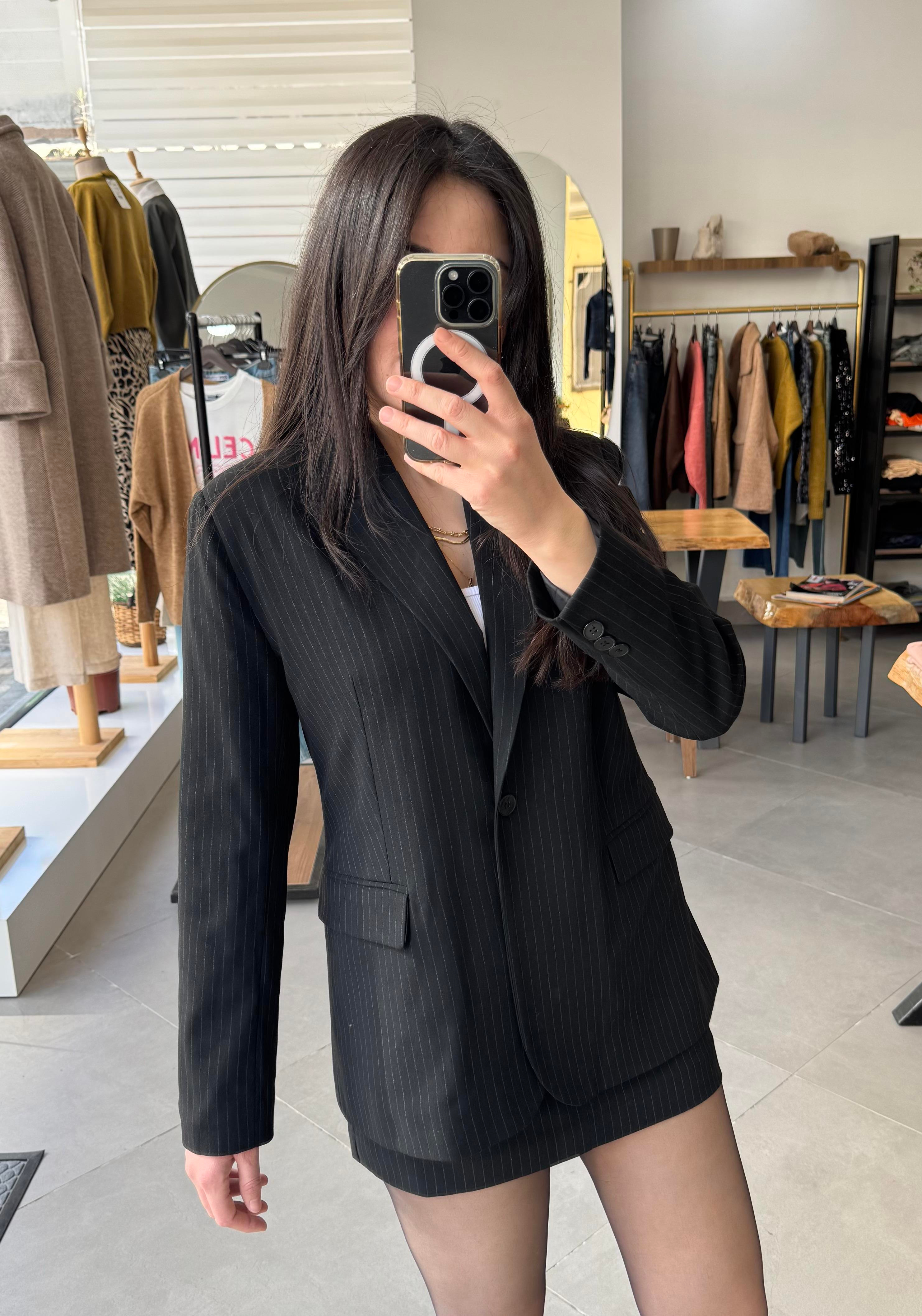 Siyah Çizgili Astarlı Blazer Ceket