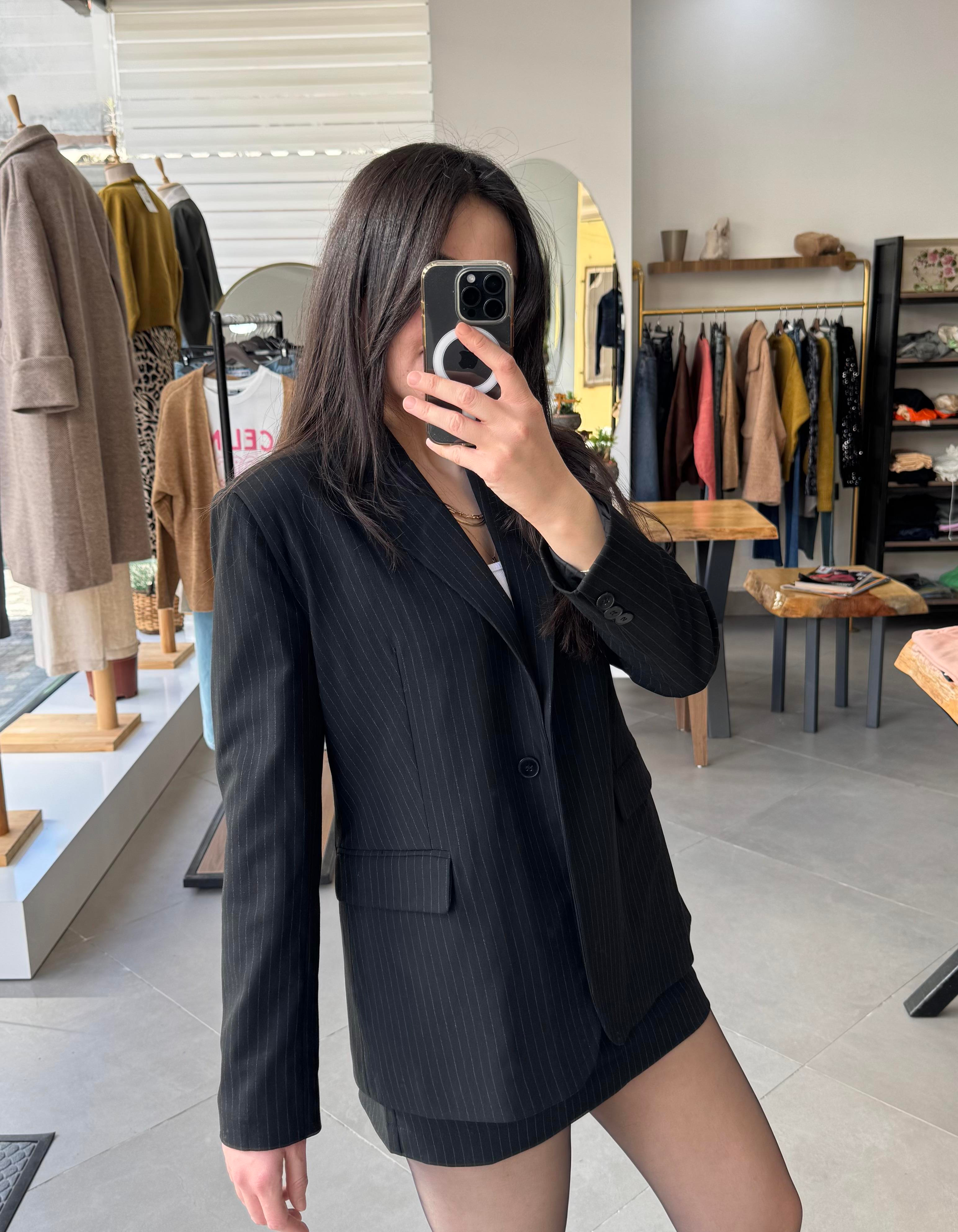 Siyah Çizgili Astarlı Blazer Ceket