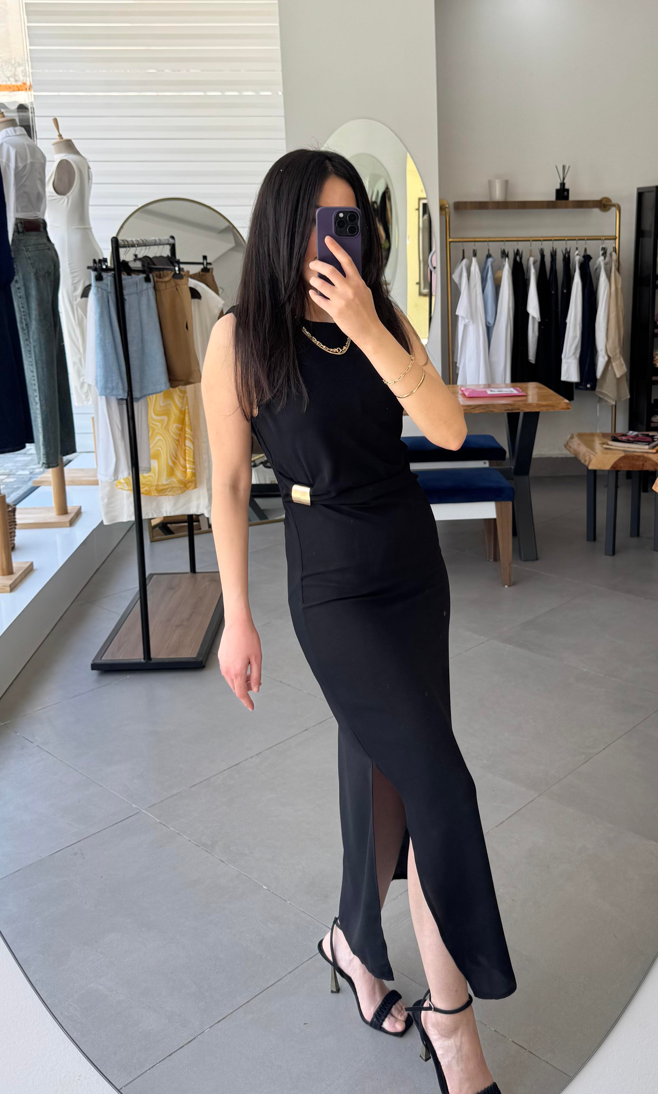 Vatkalı Bel Toka Detaylı Yırtmaçlı Siyah Midi Elbise