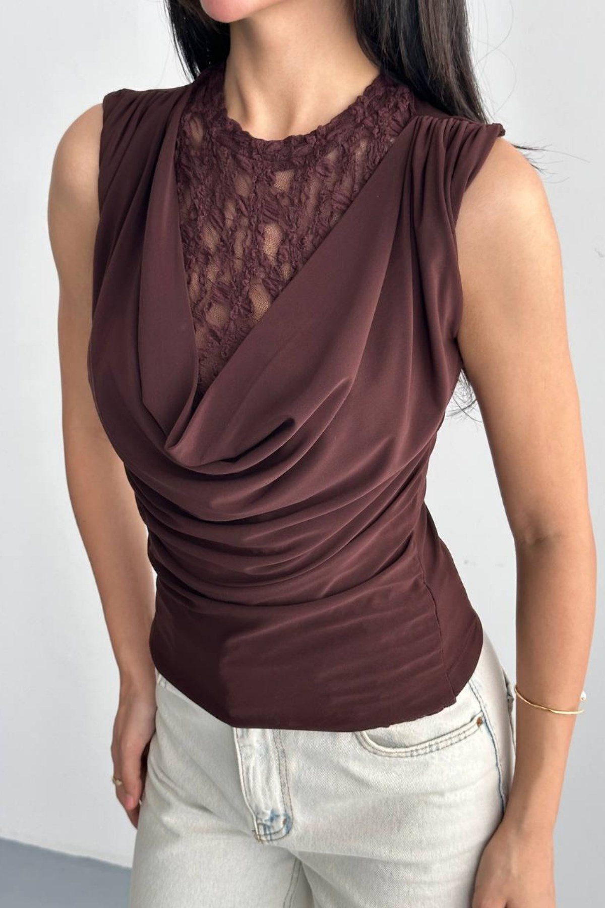 Dantelli Drape Yaka Sıfır Kol Bluz KAHVE