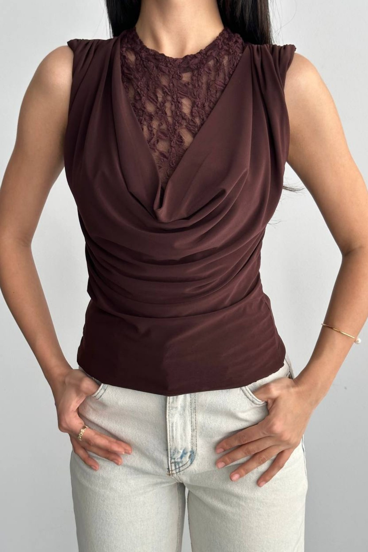 Dantelli Drape Yaka Sıfır Kol Bluz KAHVE