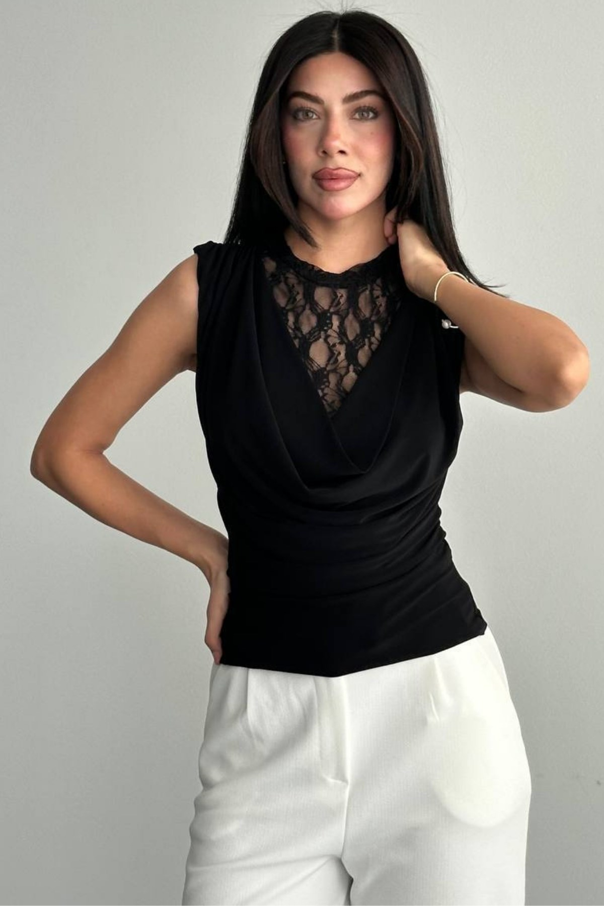 Dantelli Drape Yaka Sıfır Kol Bluz SIYAH