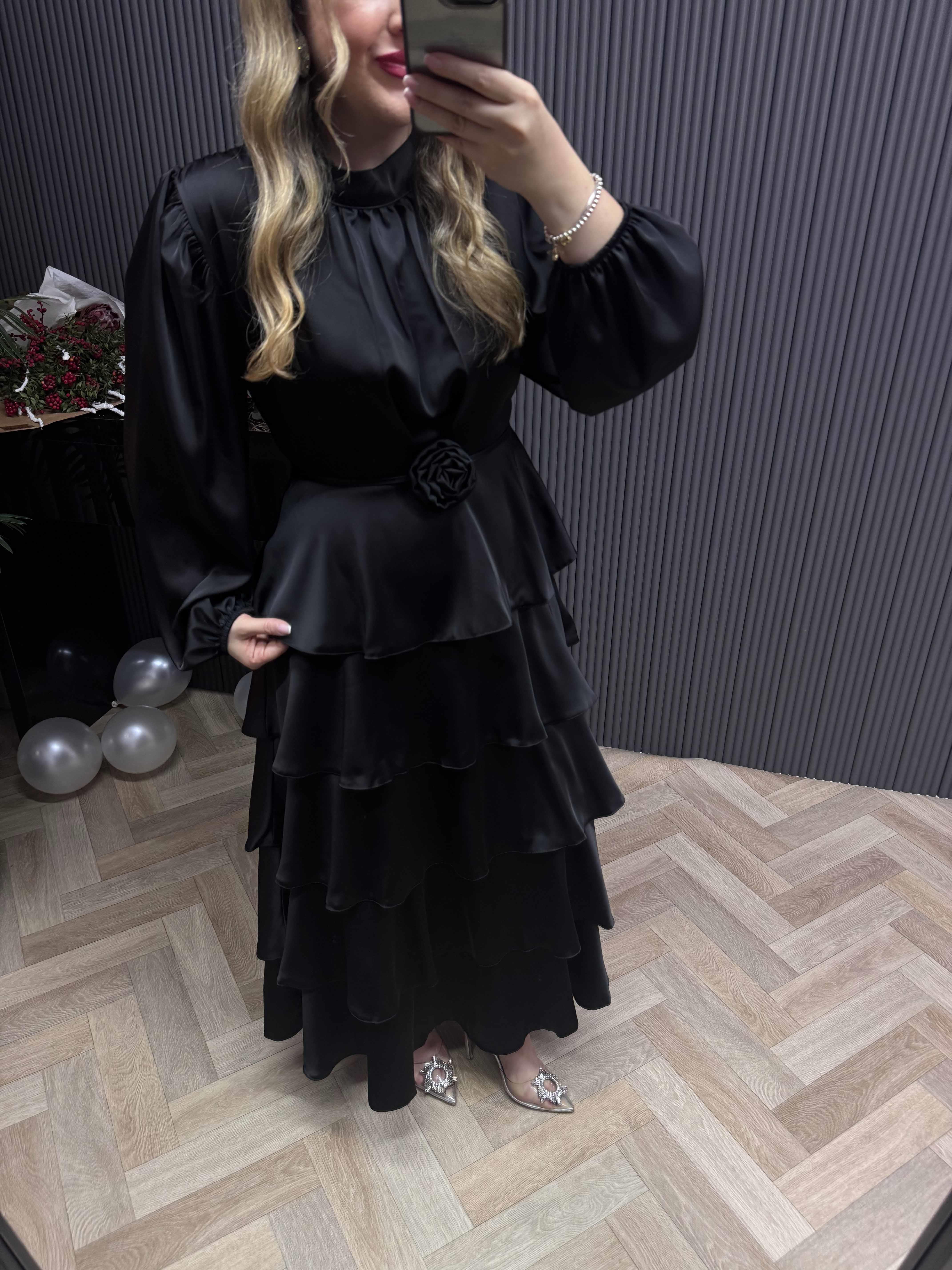 Annabel Katkat Gül Detaylı Özeş Saten Kumaş Elbise Siyah