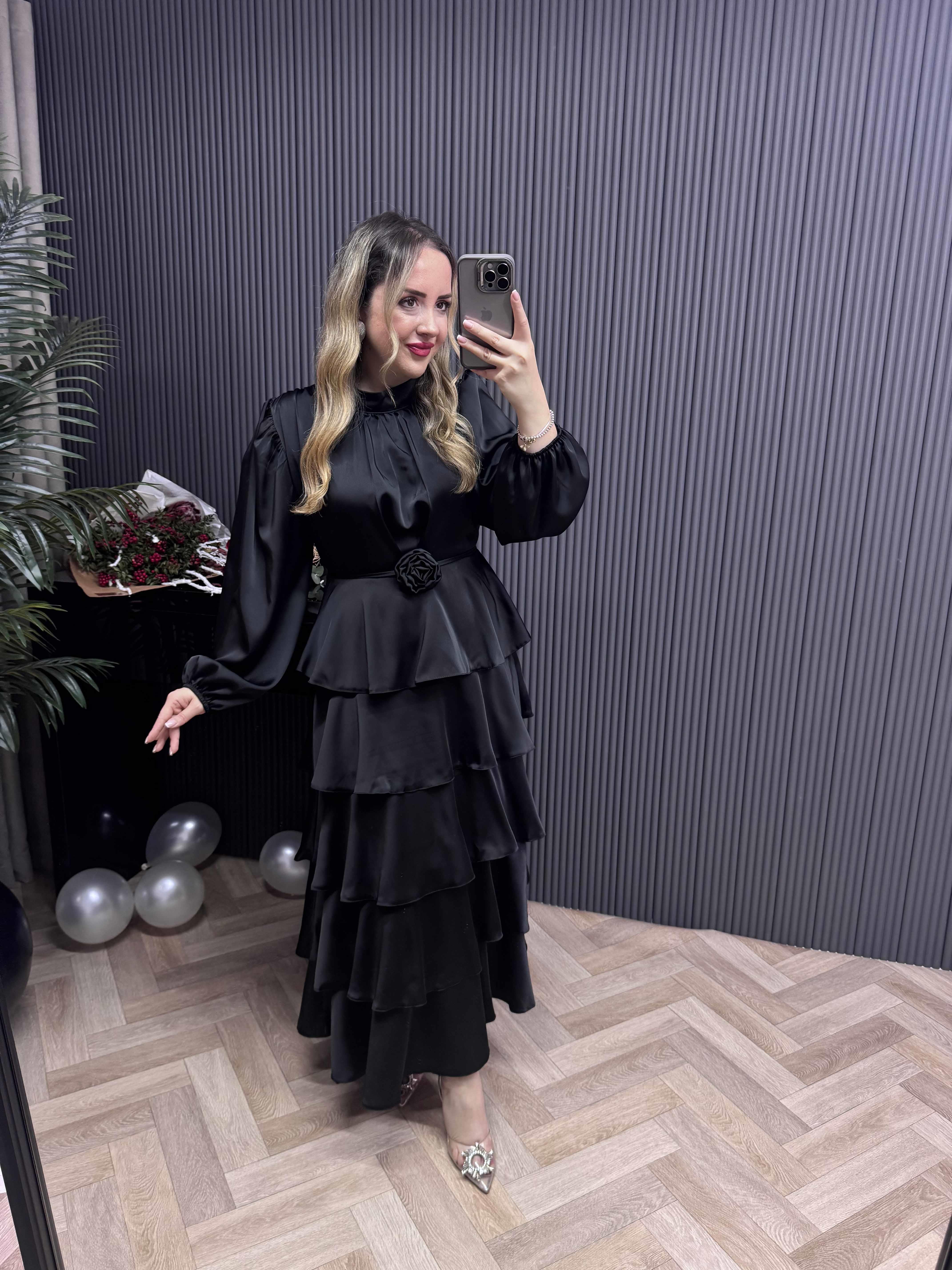 Annabel Katkat Gül Detaylı Özeş Saten Kumaş Elbise Siyah