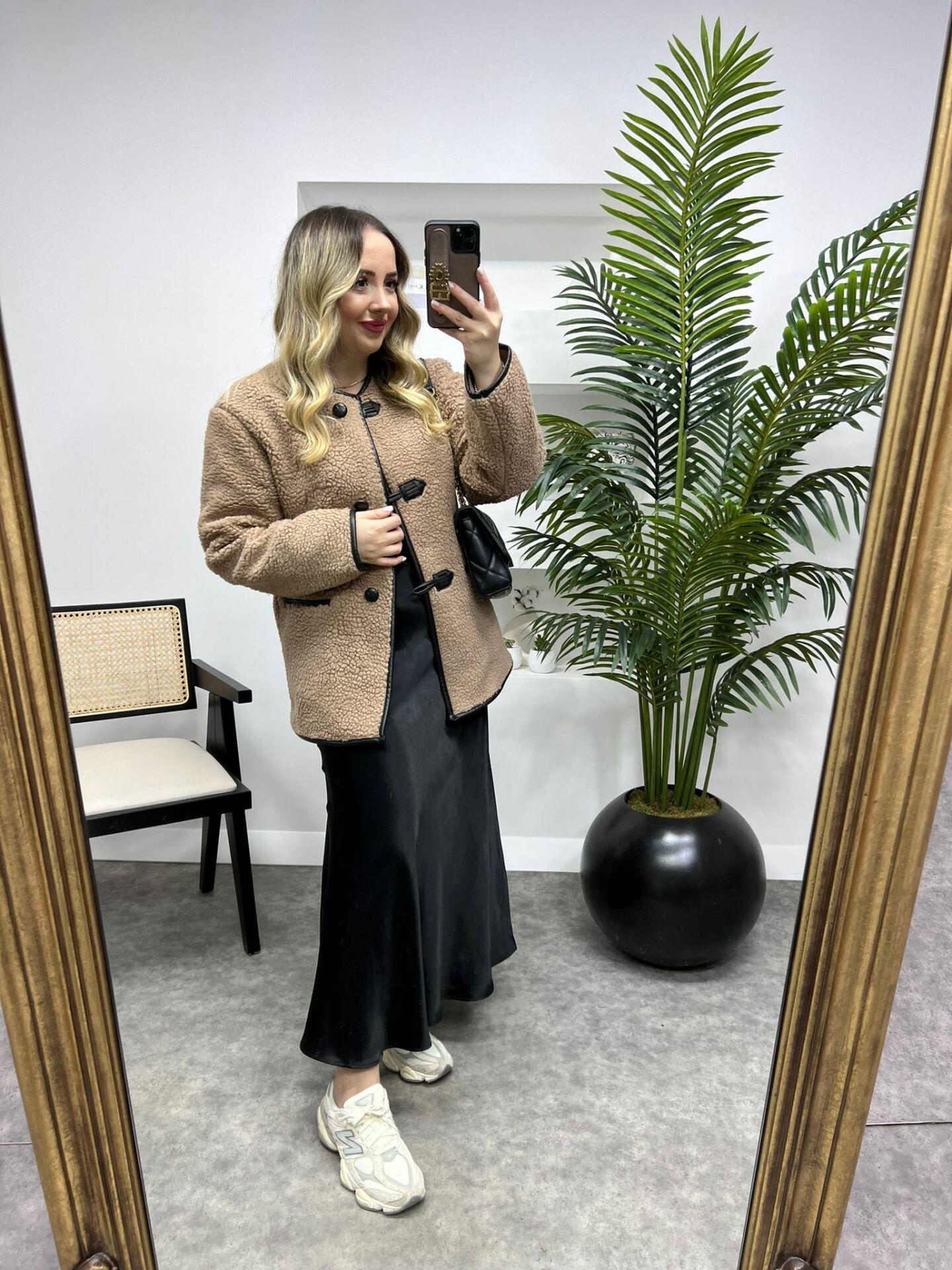 APLİKELİ KÜRKLÜ PALTO CAMEL