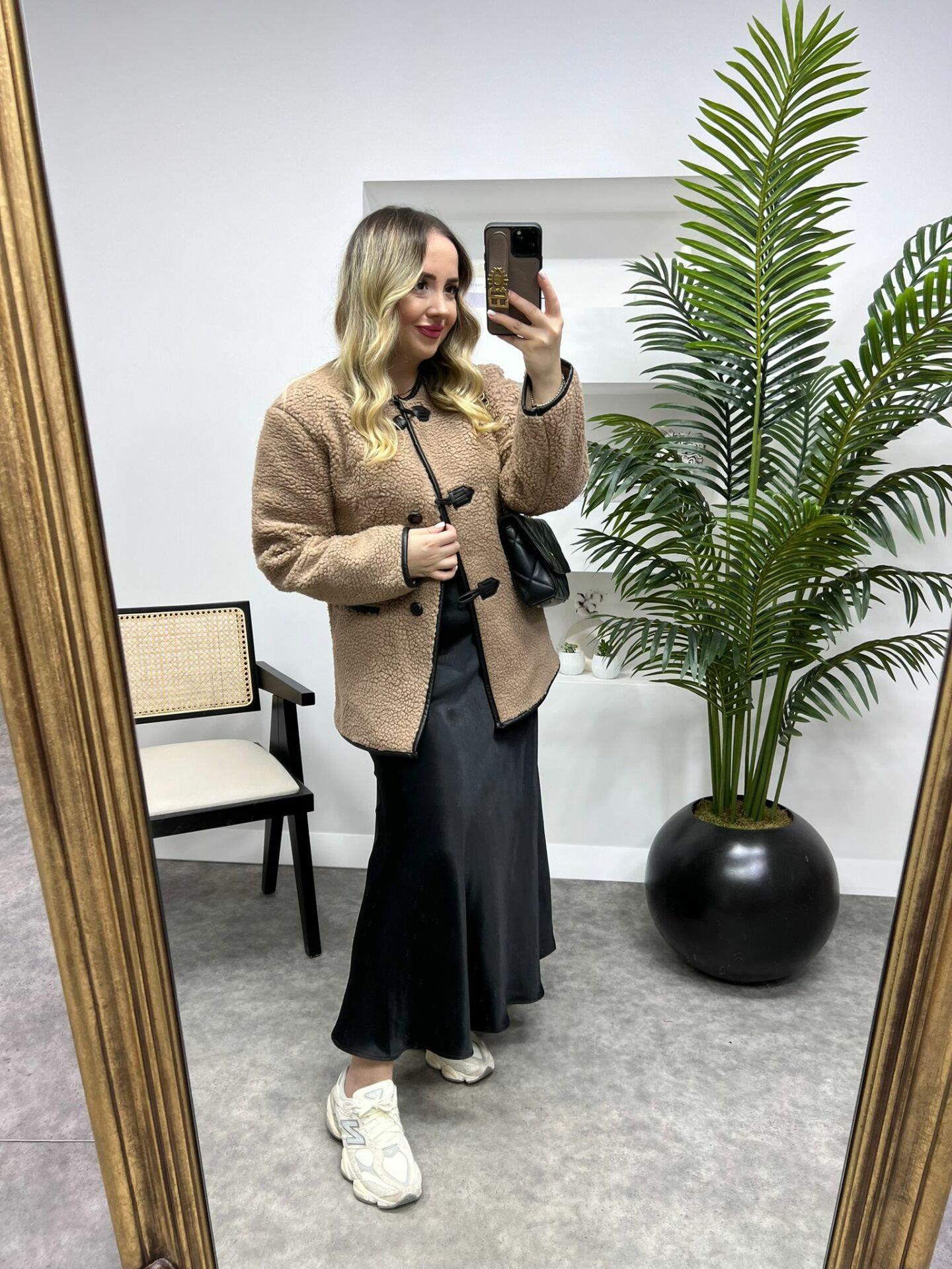 APLİKELİ KÜRKLÜ PALTO CAMEL