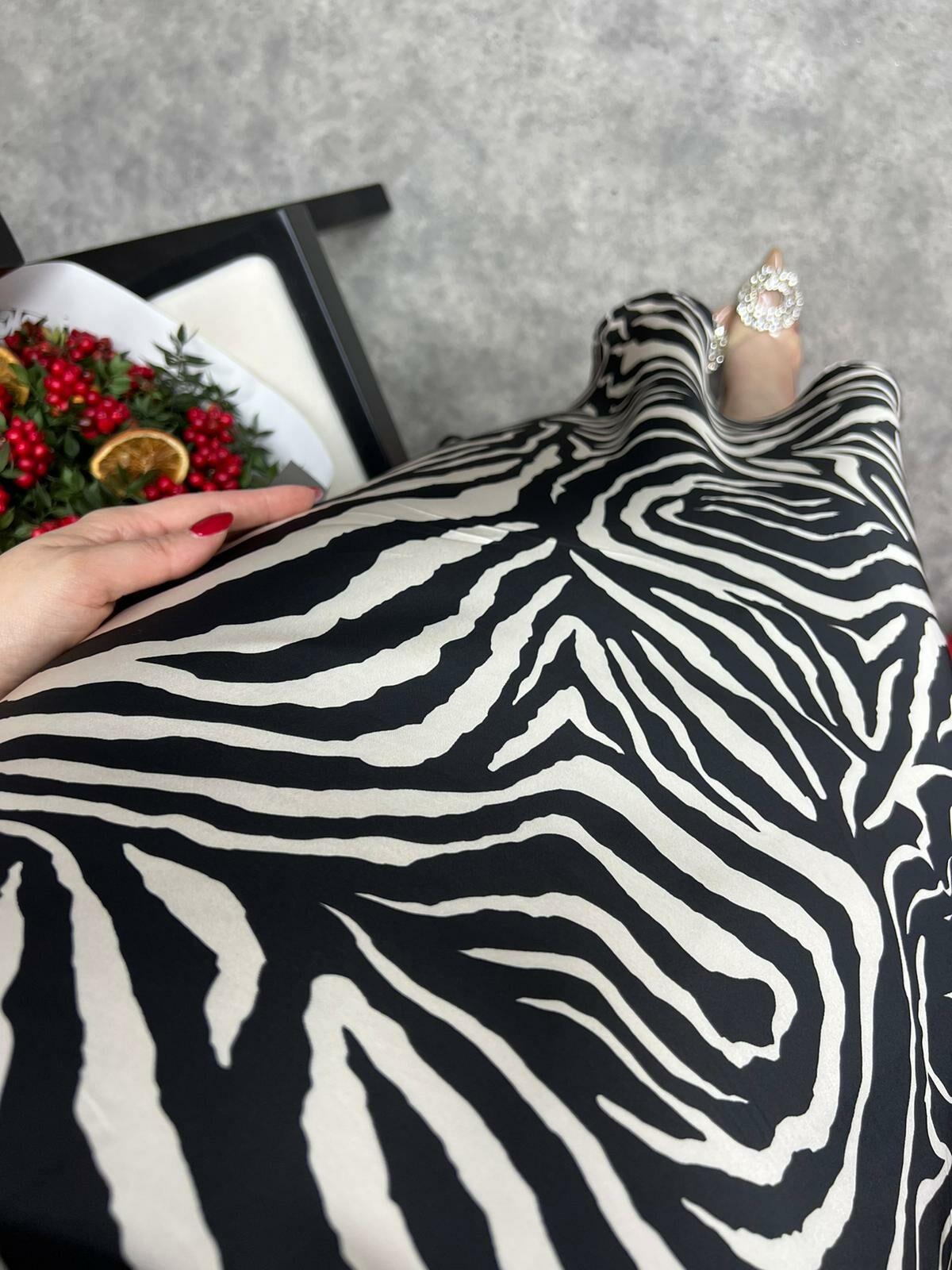 ASKILI DEGAJE YAKA SATEN ELBİSE ZEBRA