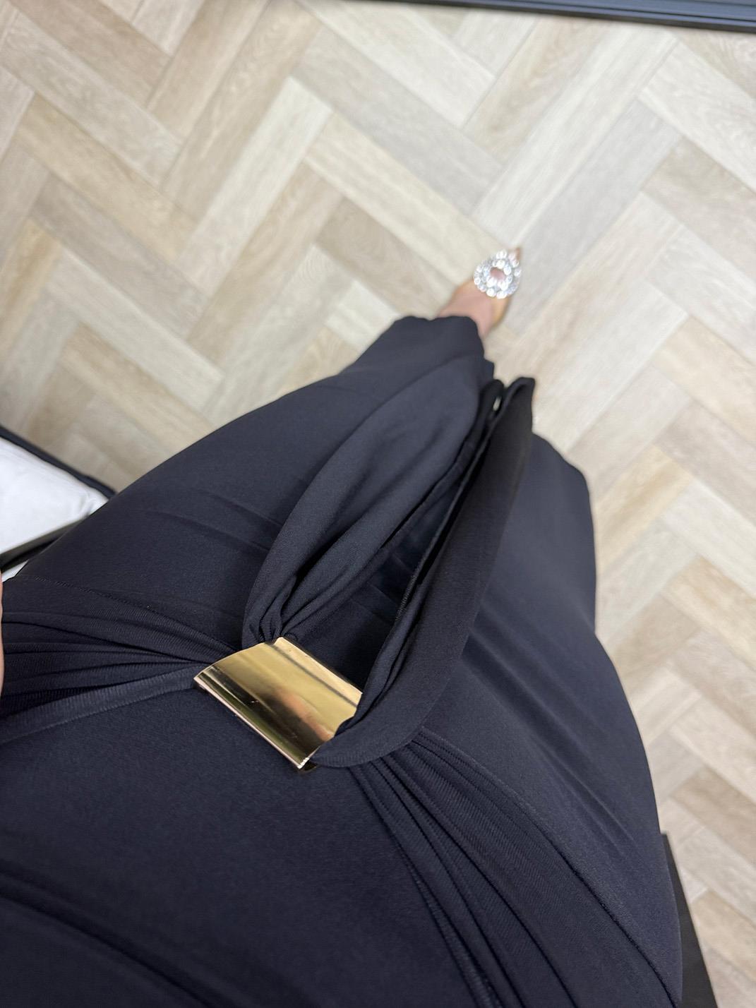 Aura Gold Detaylı Madonna Yaka Elbise Siyah