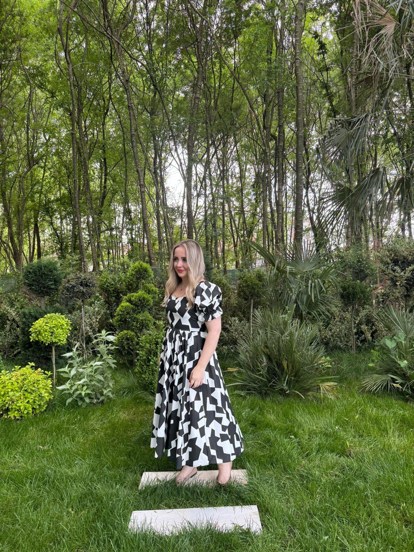 BALON KOL SİYAH BEYAZ DESENLİ KARE YAKA POPLİN ELBİSE